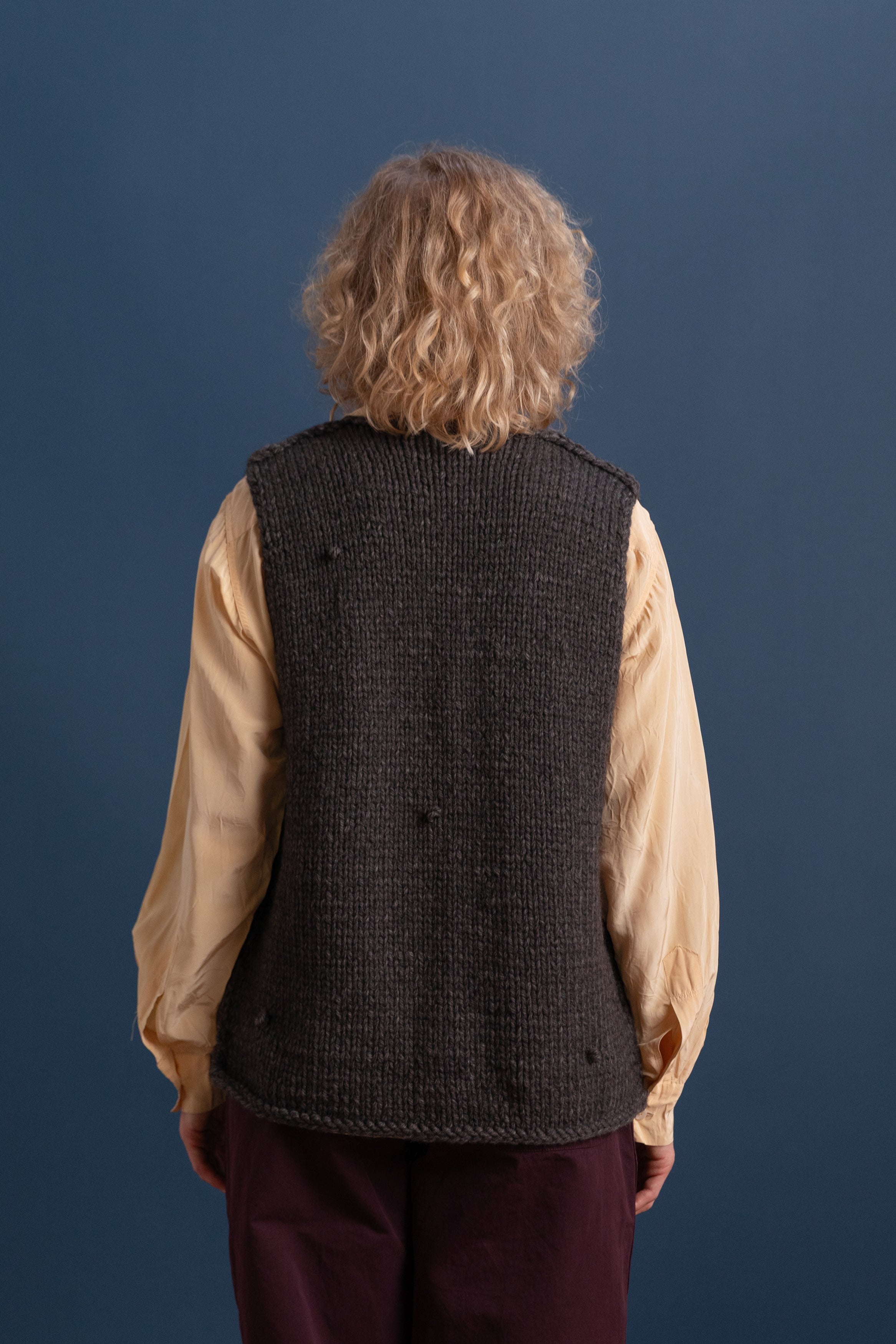 V-NECK BUTTON SPENCER IN NATURAL BROWN MELANGE