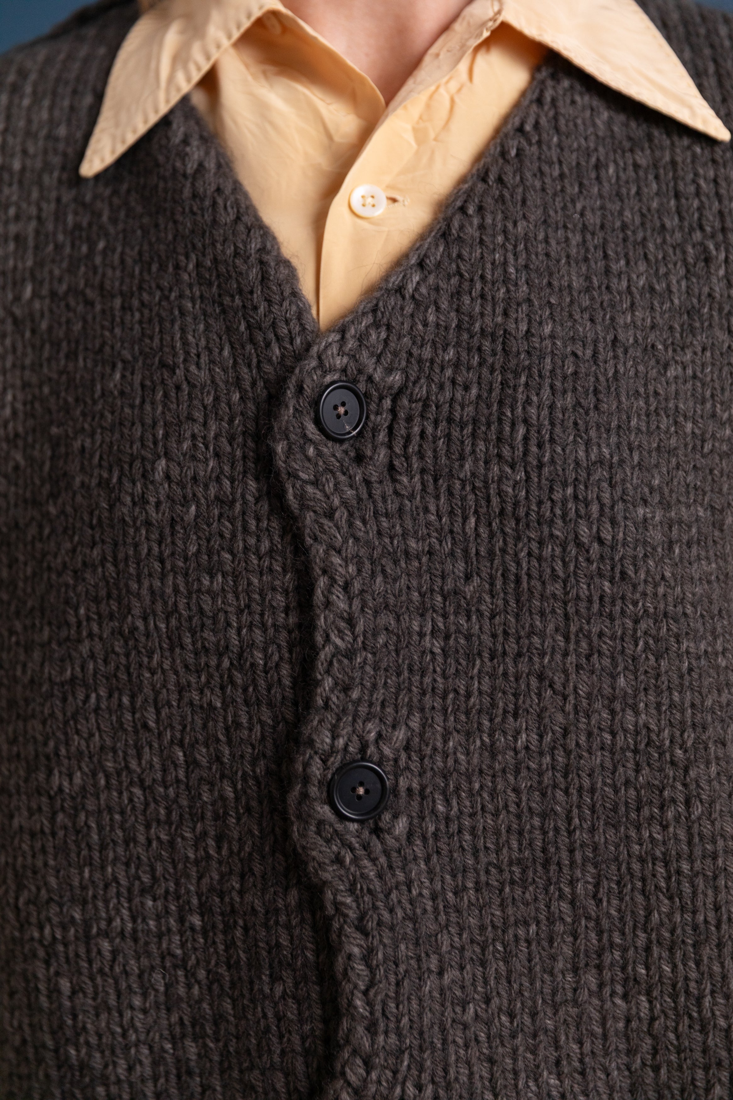 V-NECK BUTTON SPENCER IN NATURAL BROWN MELANGE