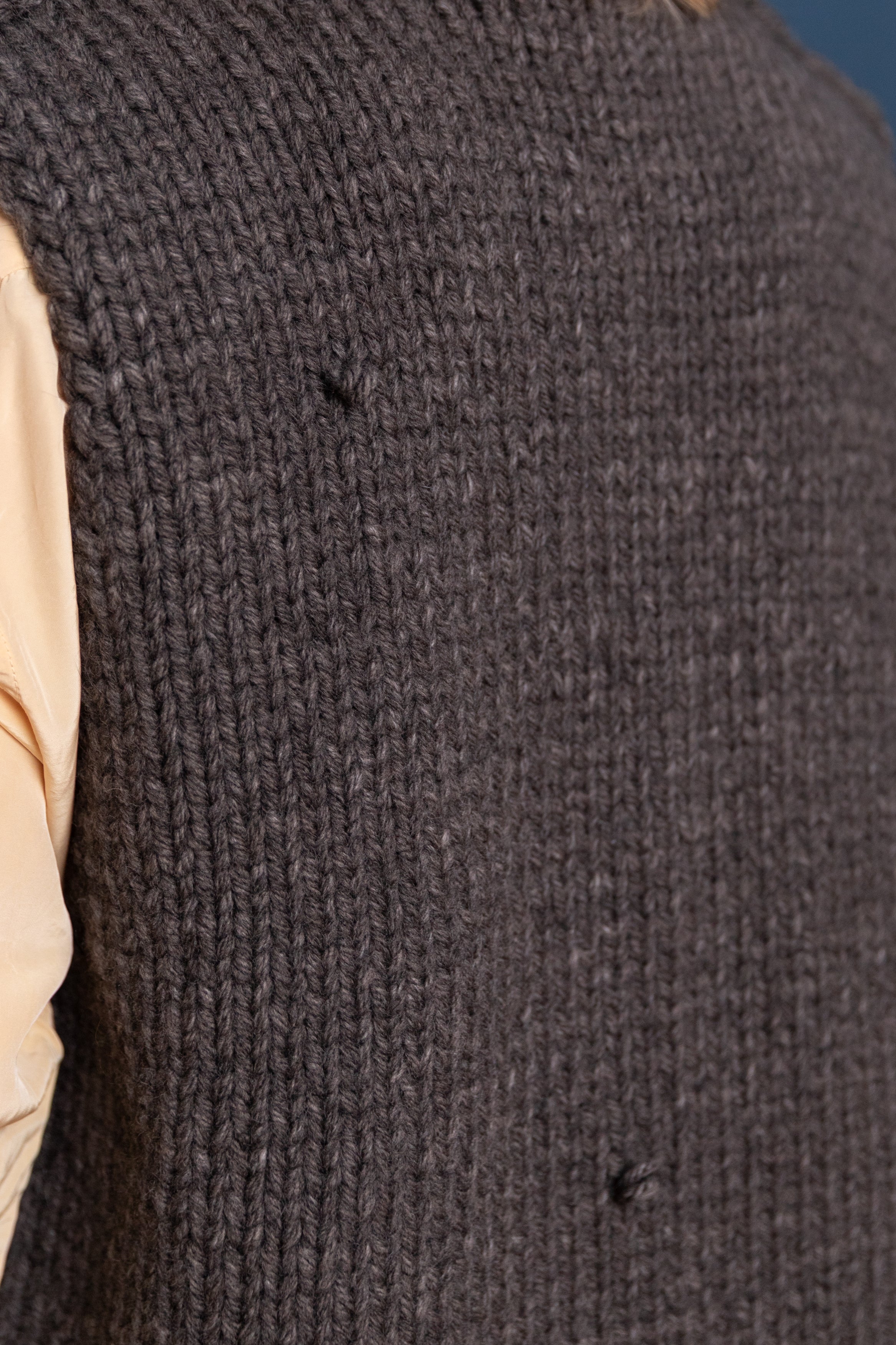 V-NECK BUTTON SPENCER IN NATURAL BROWN MELANGE