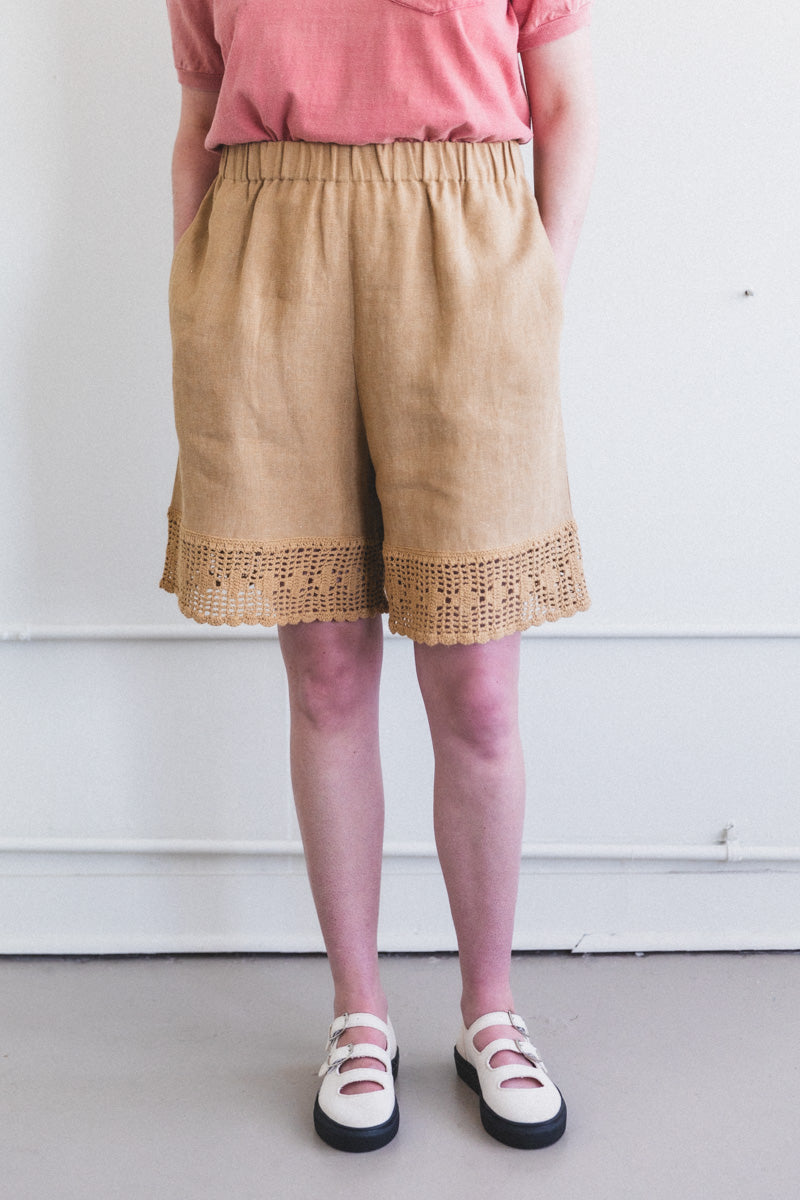 OLIVIA SHORTS WITH CROCHET IN OCHRE LINEN