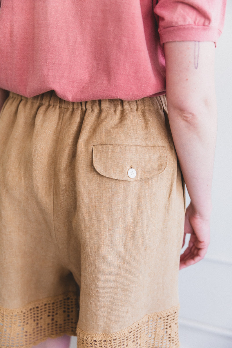 OLIVIA SHORTS WITH CROCHET IN OCHRE LINEN