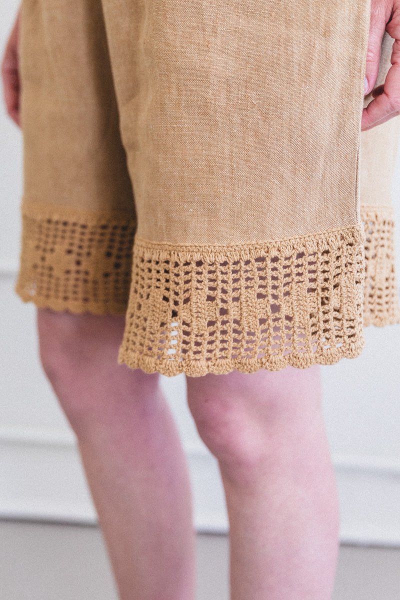 OLIVIA SHORTS WITH CROCHET IN OCHRE LINEN