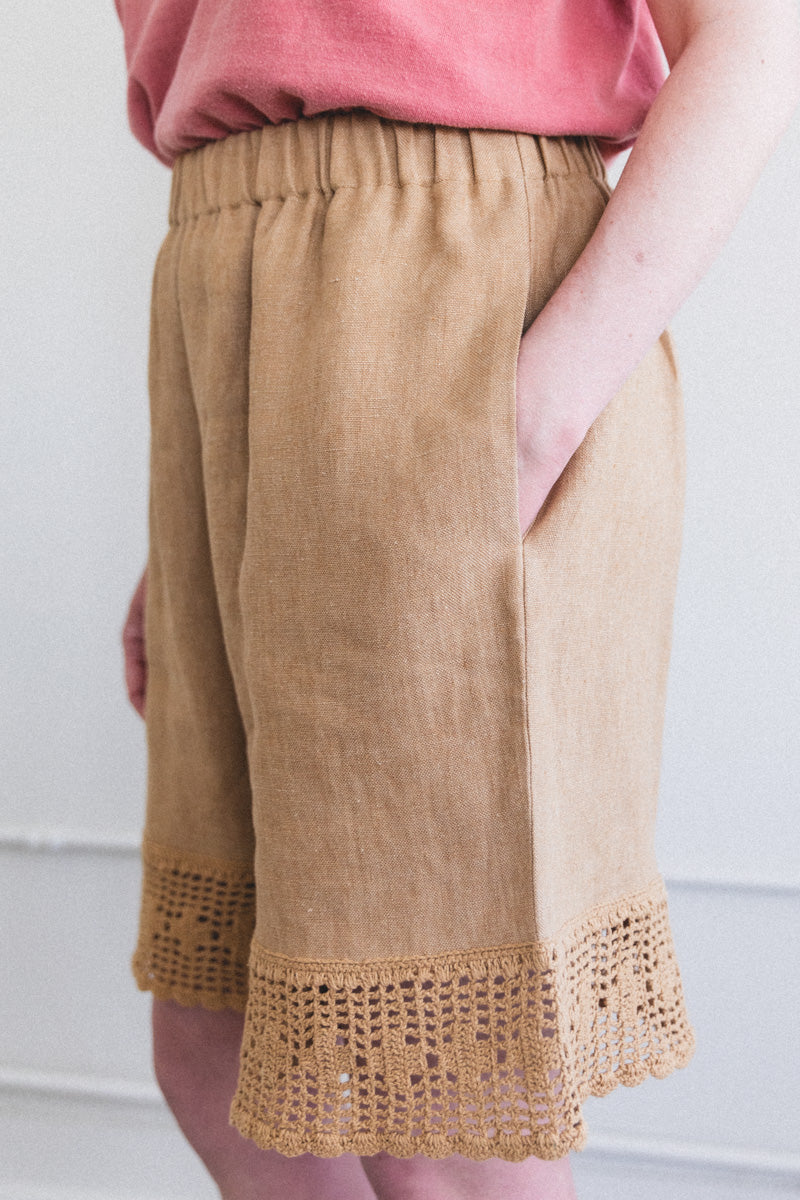 OLIVIA SHORTS WITH CROCHET IN OCHRE LINEN