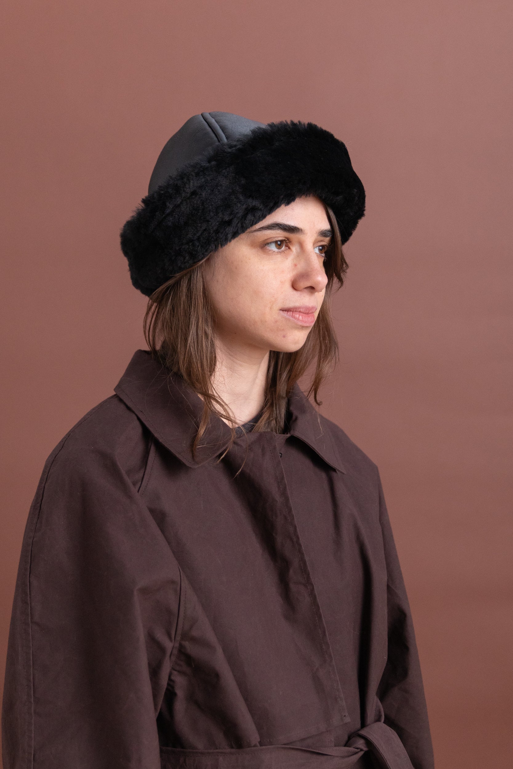LEATHER BACK STRAIGHT HAIR SHEEPSKIN CAP IN BLACK