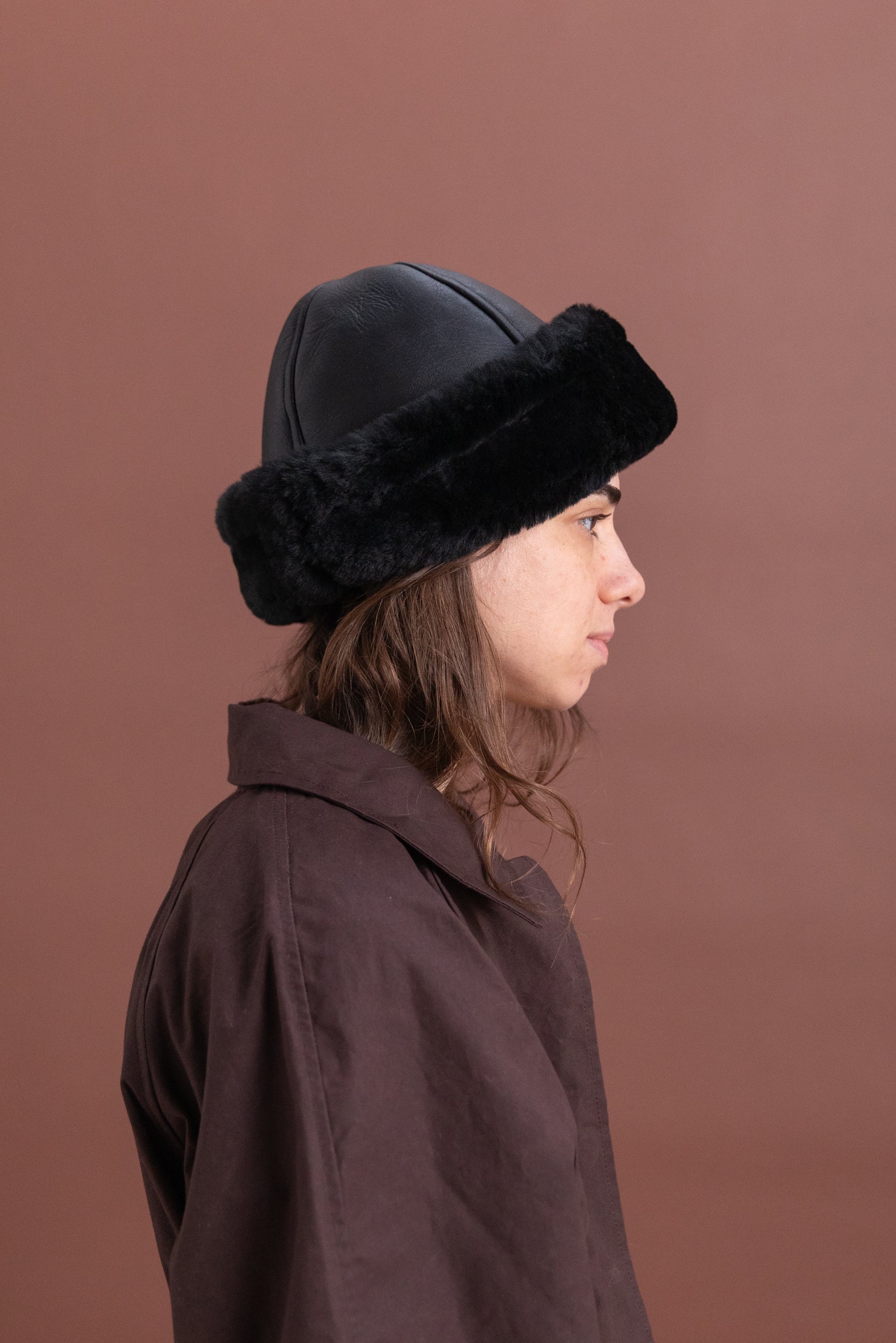 LEATHER BACK STRAIGHT HAIR SHEEPSKIN CAP IN BLACK