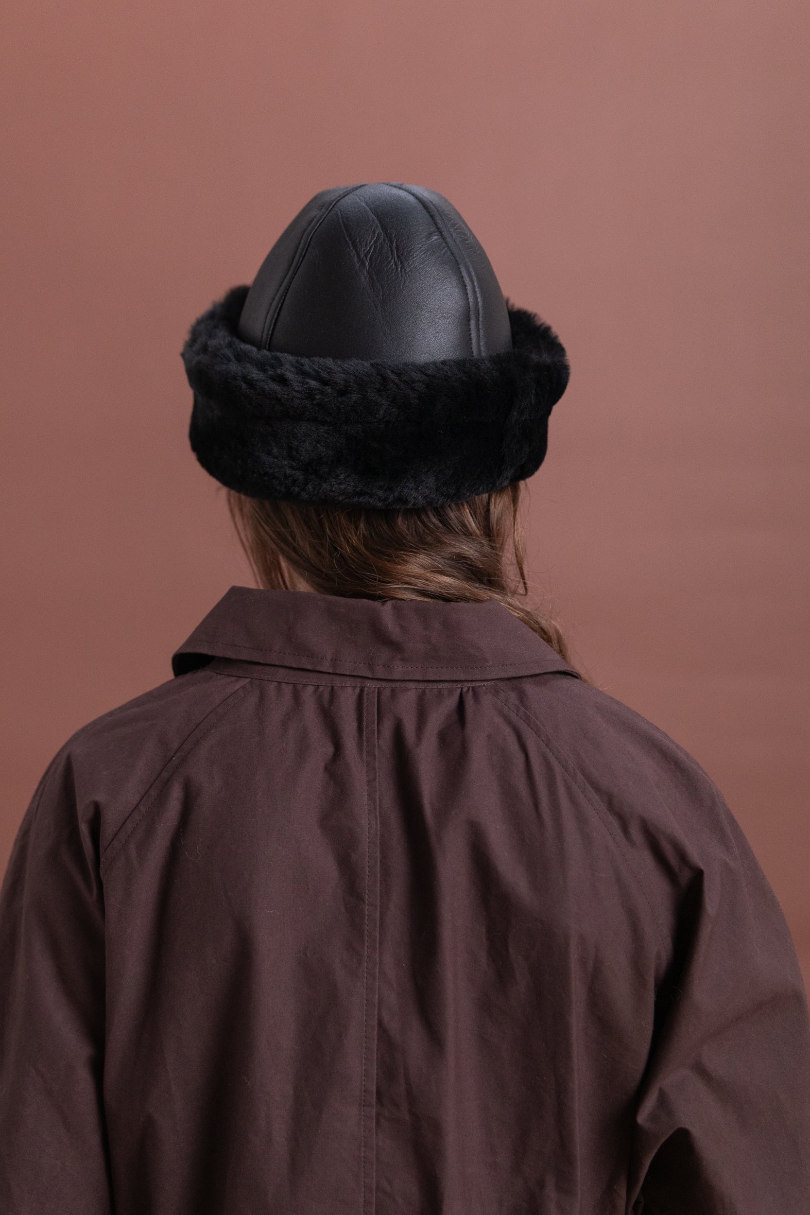LEATHER BACK STRAIGHT HAIR SHEEPSKIN CAP IN BLACK