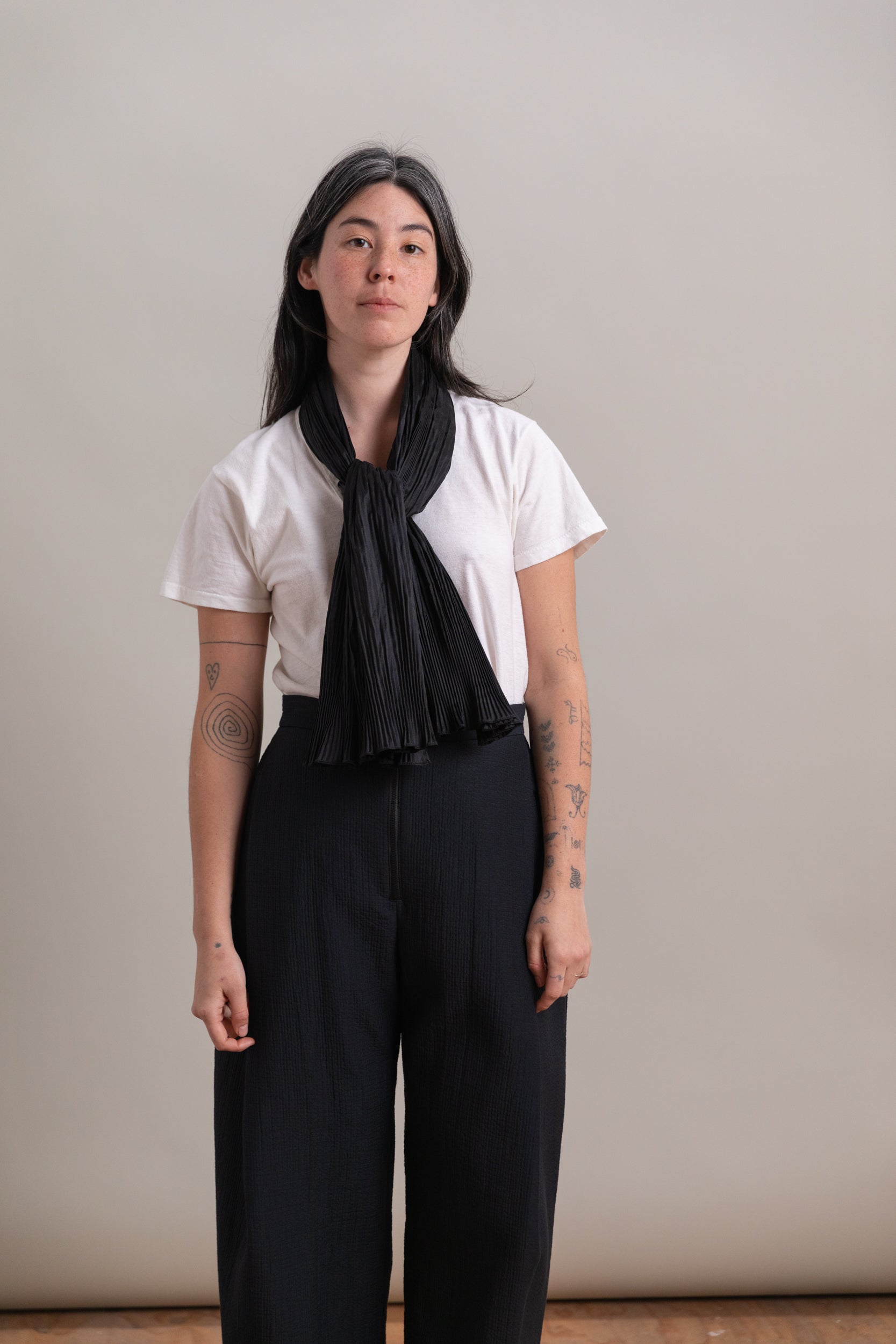 PLEATED SCARF IN BLACK SILK DUPION