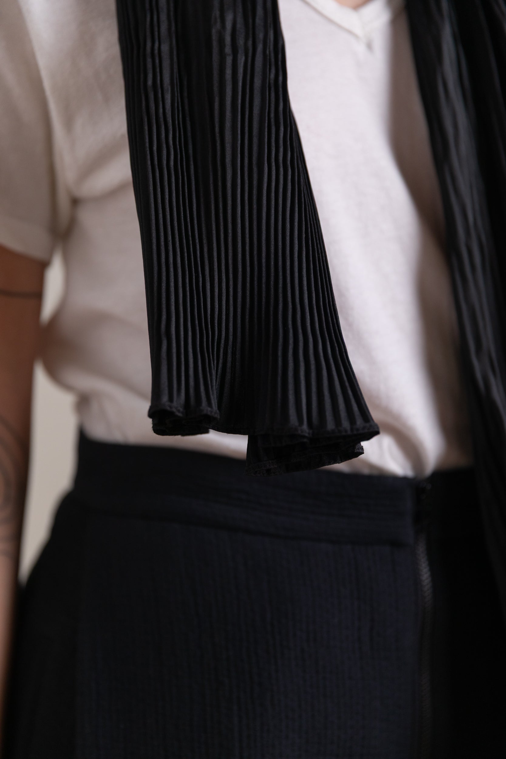 PLEATED SCARF IN BLACK SILK DUPION