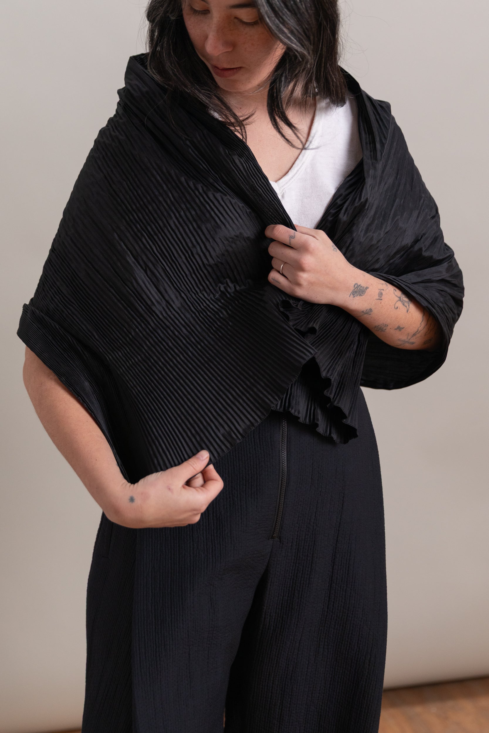 PLEATED SCARF IN BLACK SILK DUPION