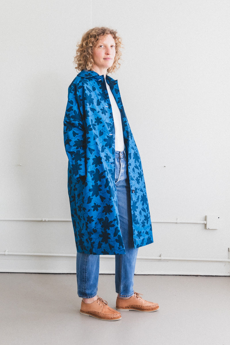 FARO MAC IN BLUE FLOWERS BRITISH DRY OILSKIN