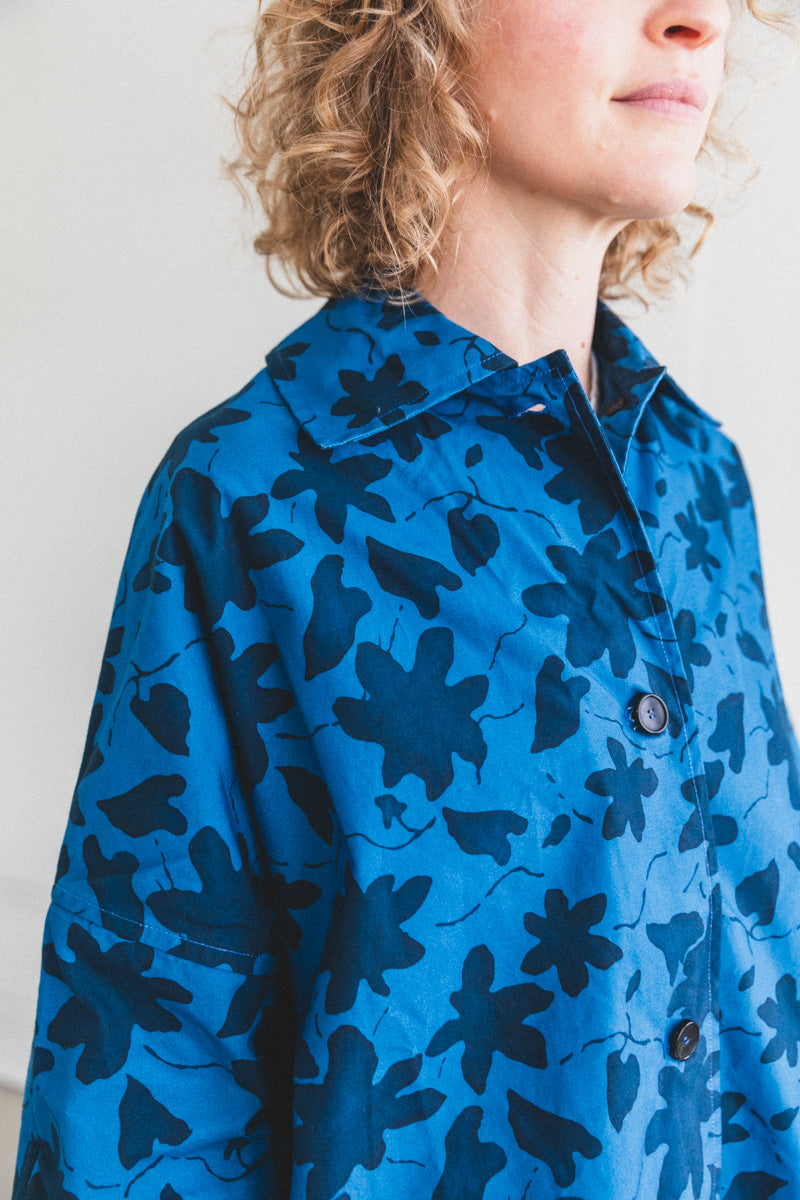 FARO MAC IN BLUE FLOWERS BRITISH DRY OILSKIN