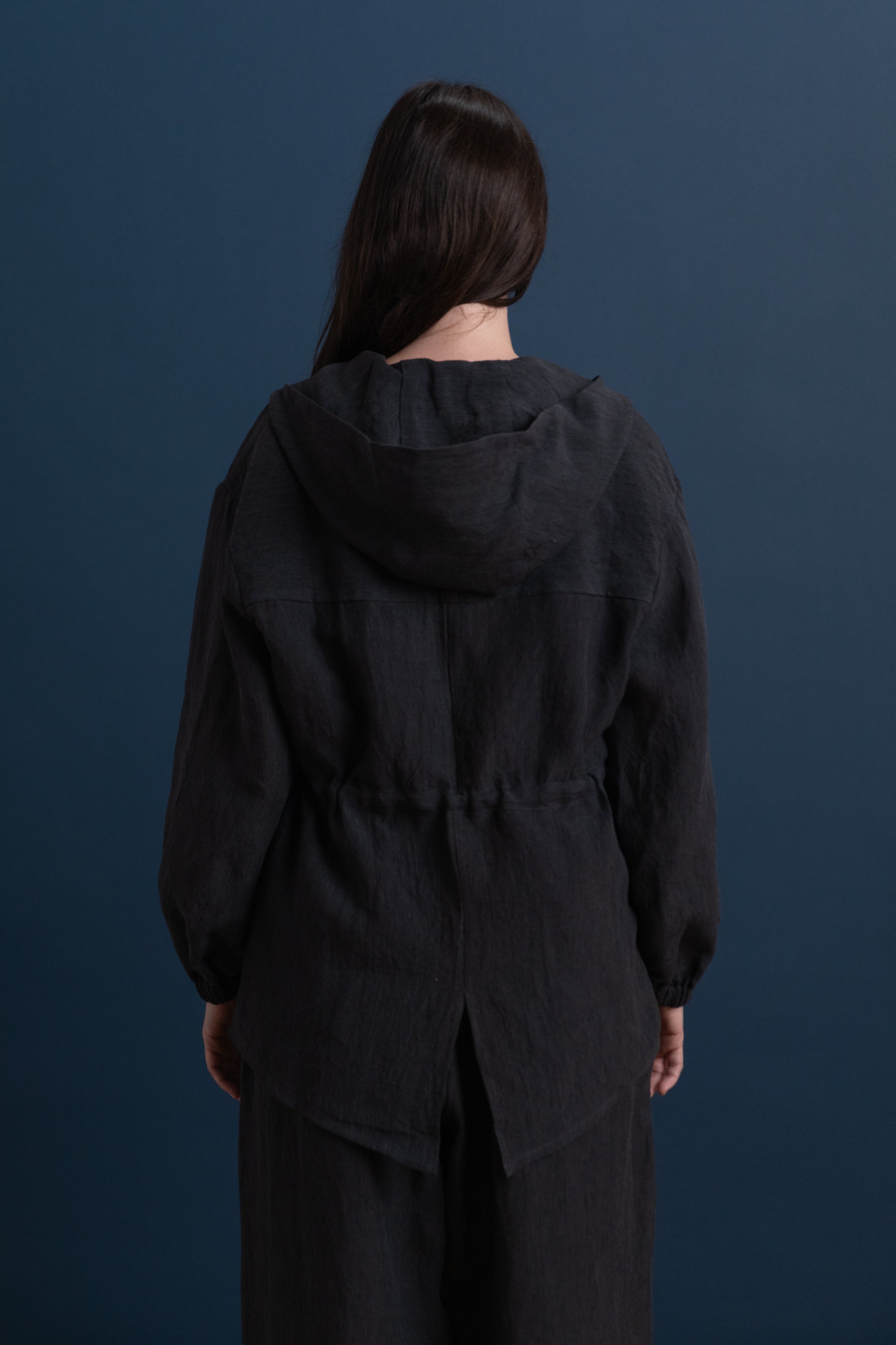MONA PARKA SHIRT IN STEEL IRISH LINEN