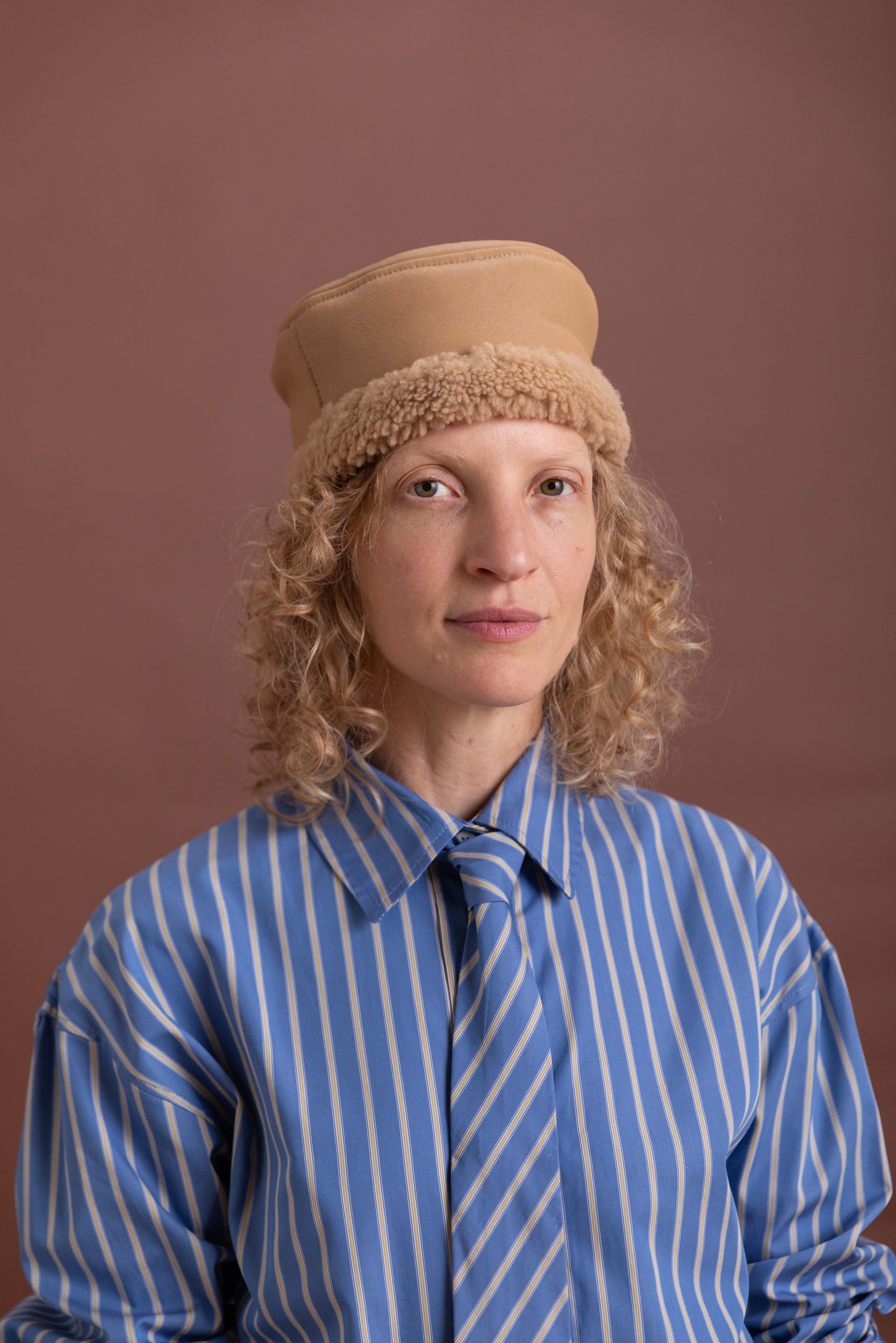 PILL BOX HAT IN TAN LEATHER BACK CURLY SHEEPSKIN