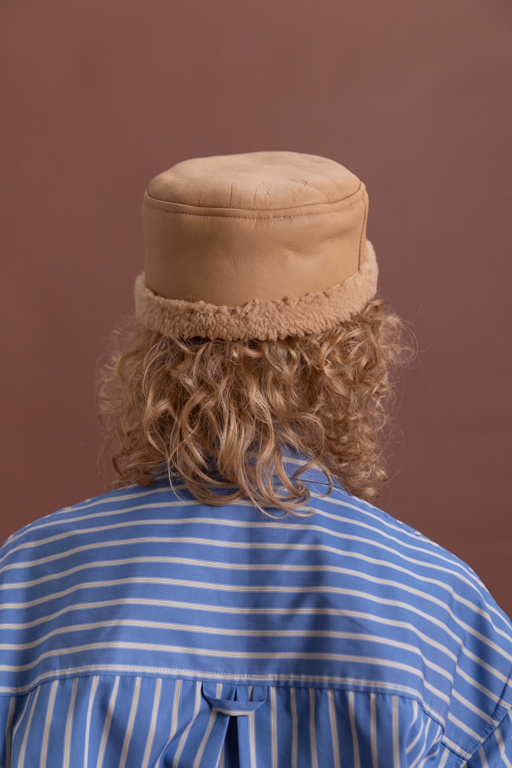 PILL BOX HAT IN TAN LEATHER BACK CURLY SHEEPSKIN