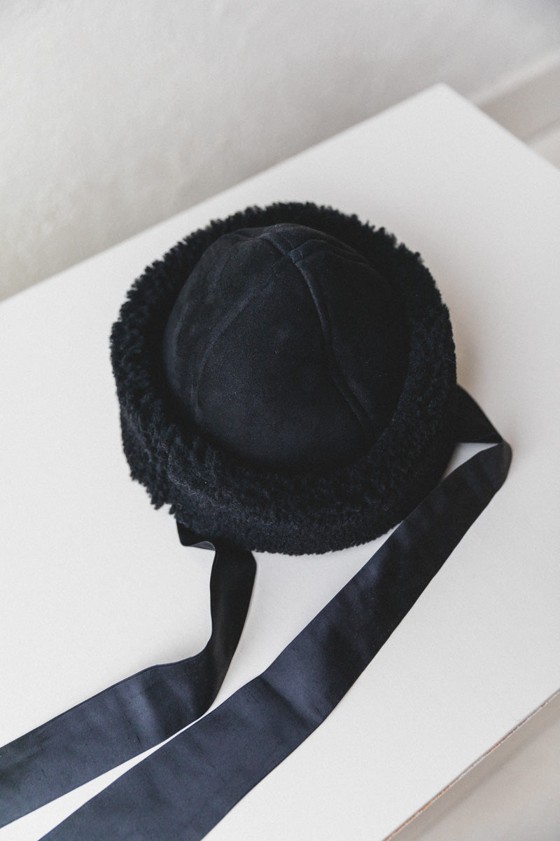 BLACK SHEEPSKIN CAP WITH SILK TIES