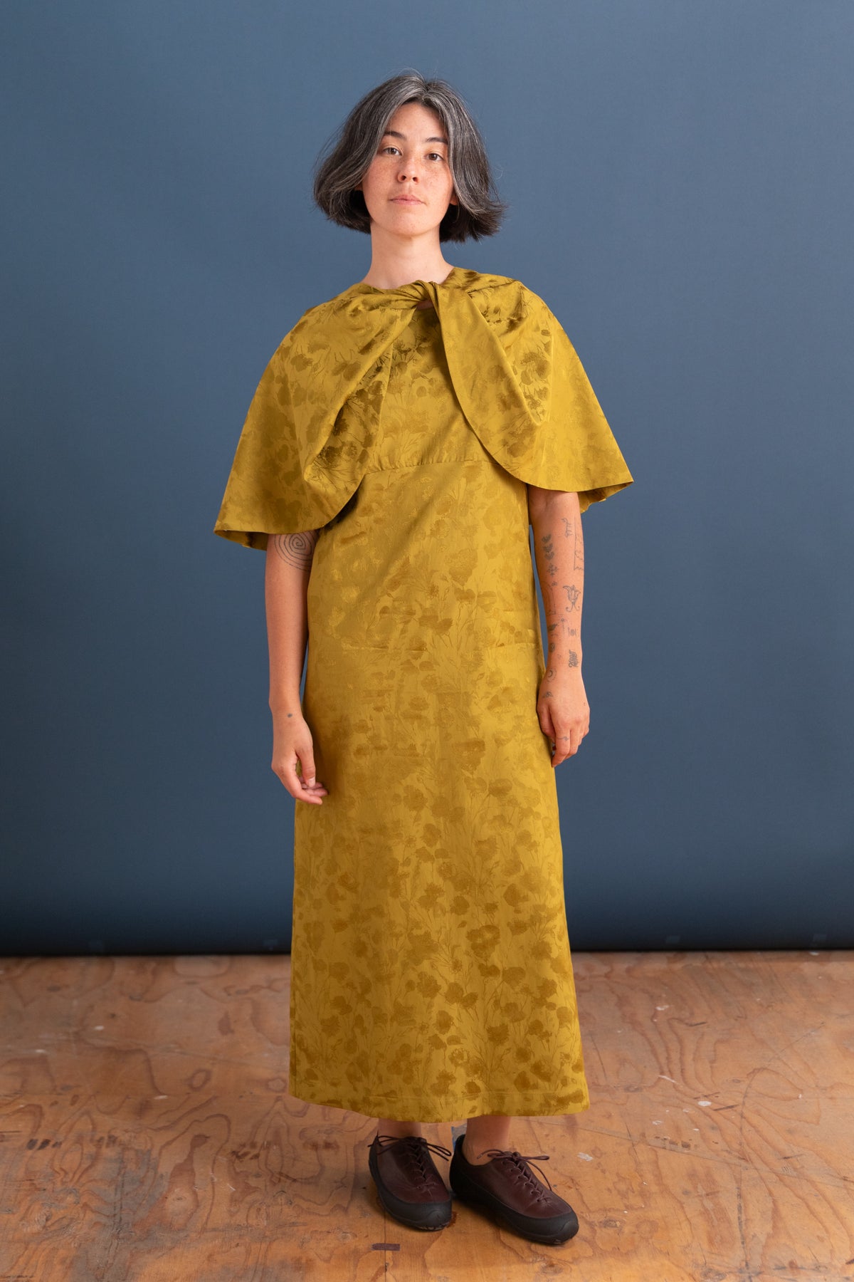 TWISTED CAPE IN GOLDEN OCHRE FLORAL JACQUARD