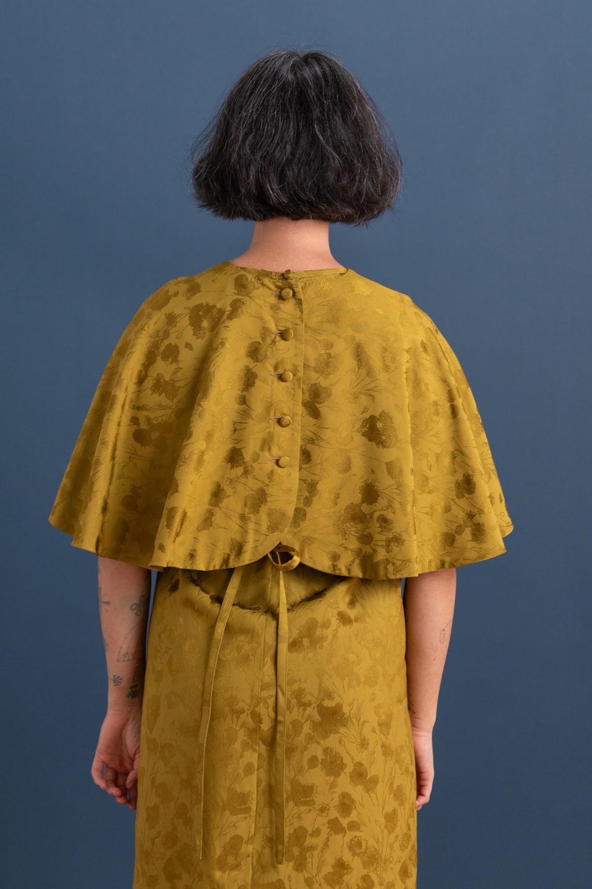 TWISTED CAPE IN GOLDEN OCHRE FLORAL JACQUARD