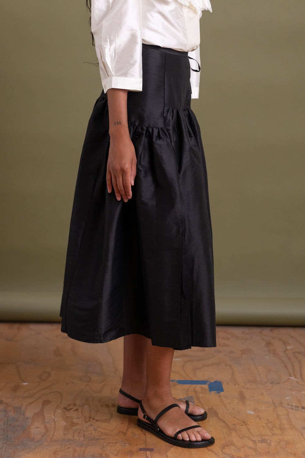 GARDEN SKIRT IN BLACK SILK SHANTUNG