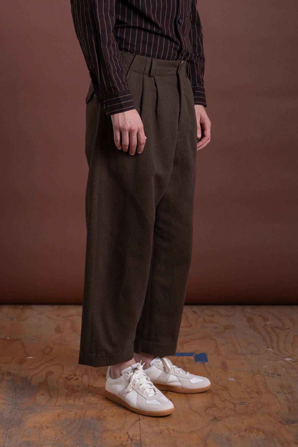 TWO PLEAT PANTS IN DARK OLIVE BRUSHED BROKEN TWILL