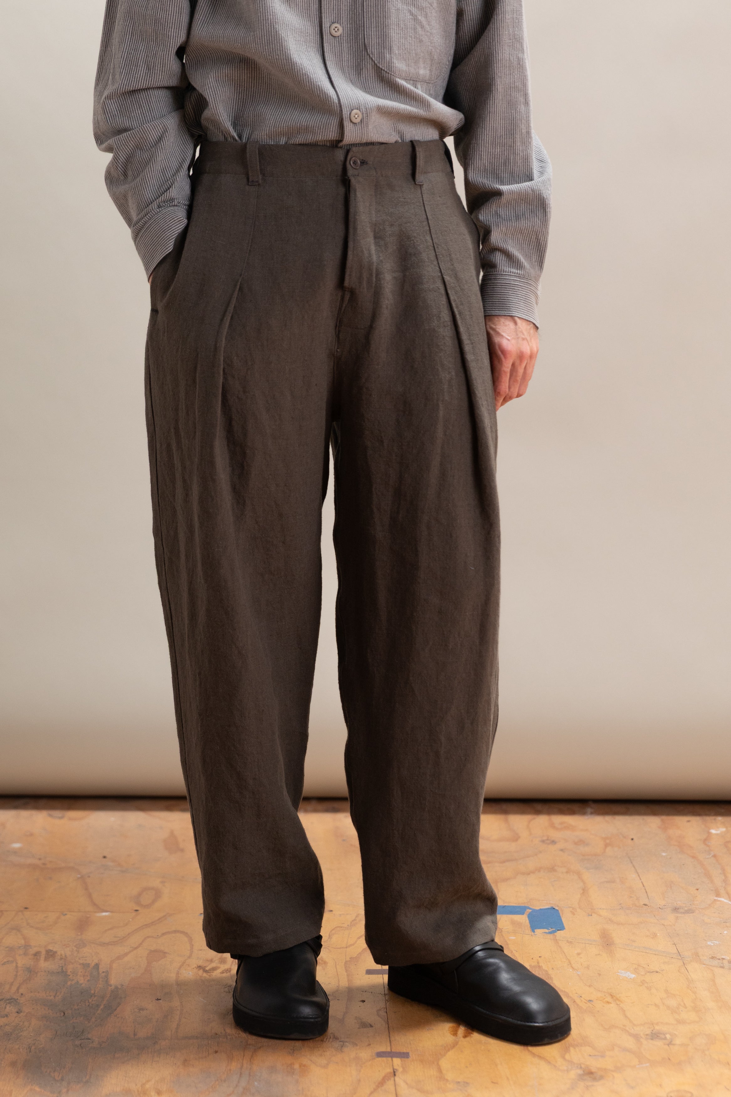 PLEAT TROUSER IN RAMIE COTTON