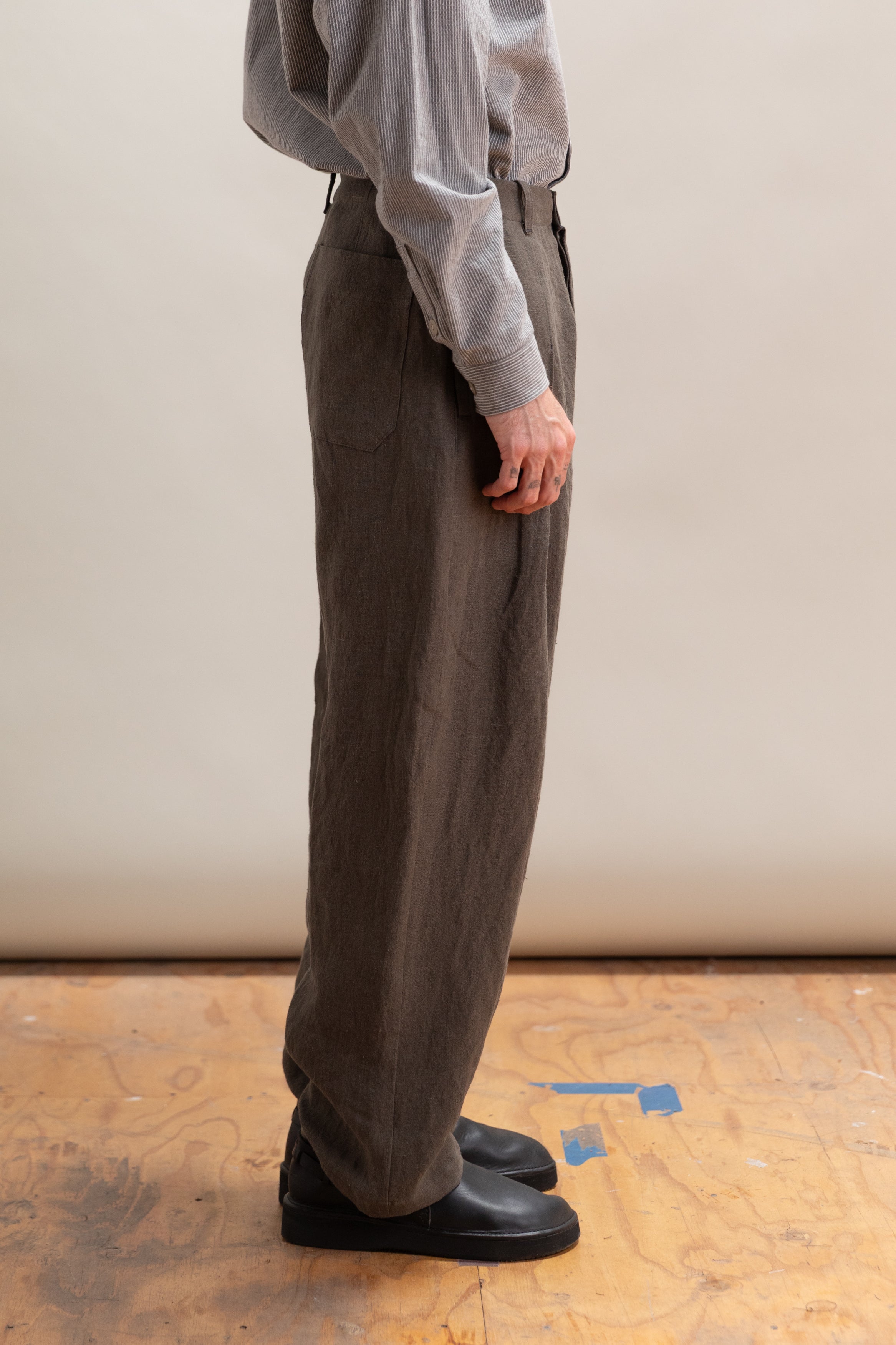 PLEAT TROUSER IN RAMIE COTTON