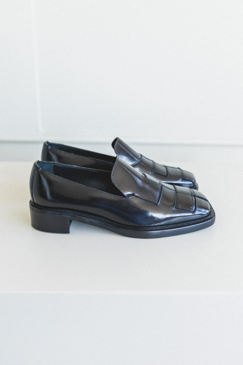GUERA IN BLACK POLISHED LEATHER
