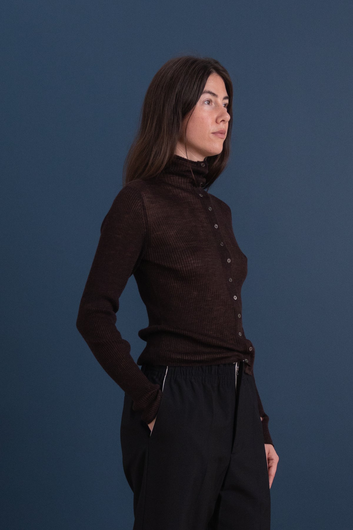 HIGH NECK RIB KNIT CARDIGAN IN DARK BROWN