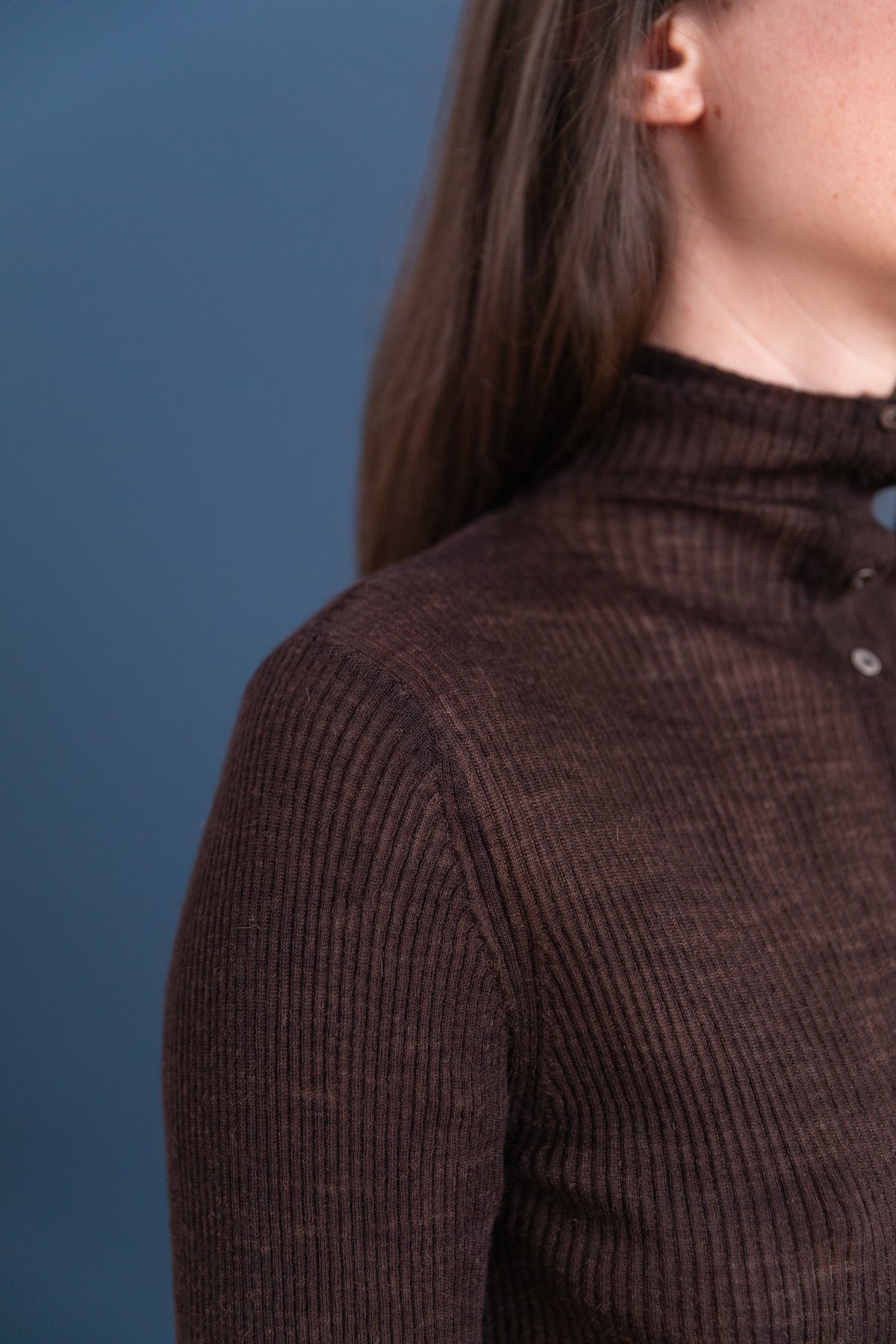 HIGH NECK RIB KNIT CARDIGAN IN DARK BROWN