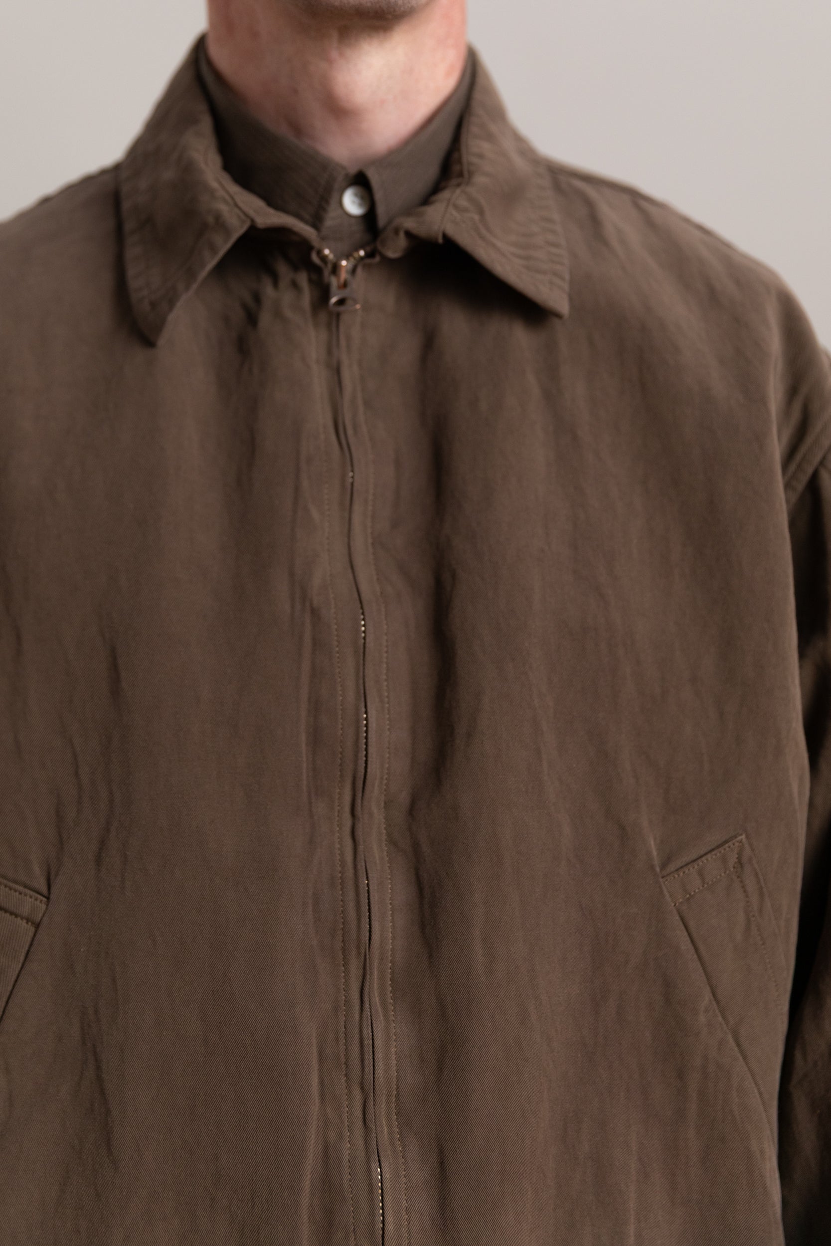 GABA ZIP BLOUSON IN CUB BROWN FINX LINEN BOIL GABARDINE