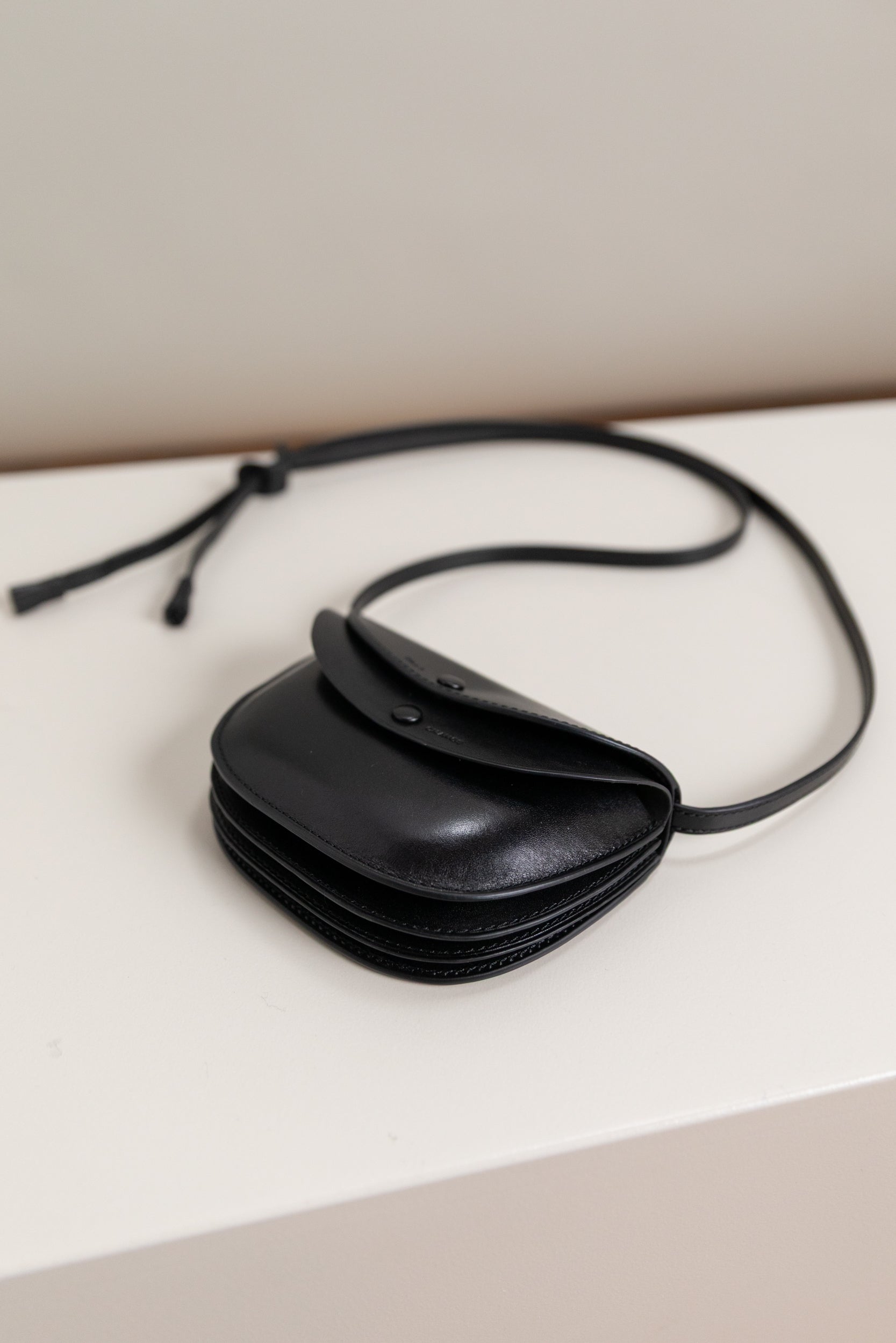ROUND WALLET MID POUCH IN BLACK LEATHER