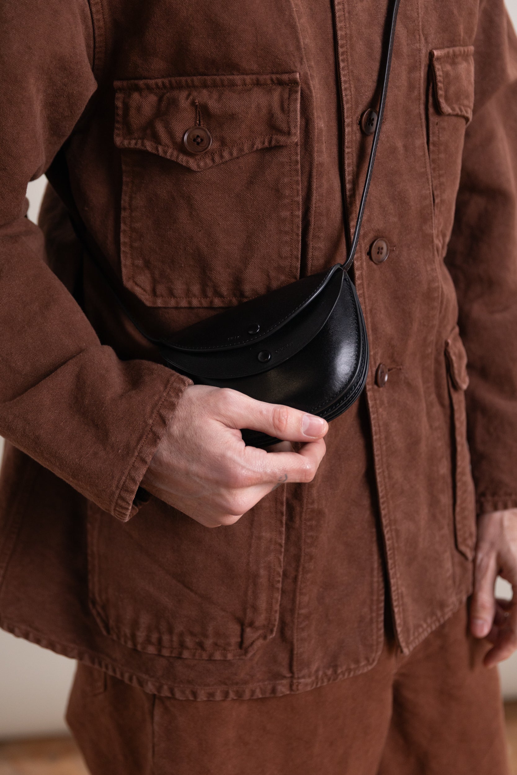ROUND WALLET MID POUCH IN BLACK LEATHER