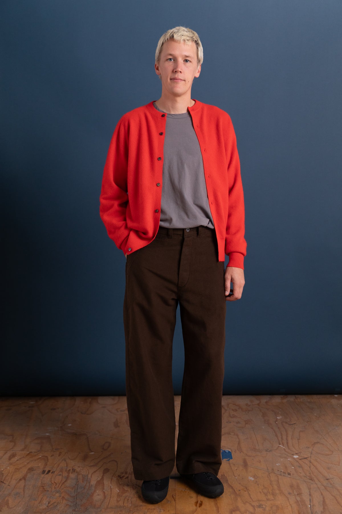 BRUSHED CASHMERE KNIT CARDIGAN IN SCARLET