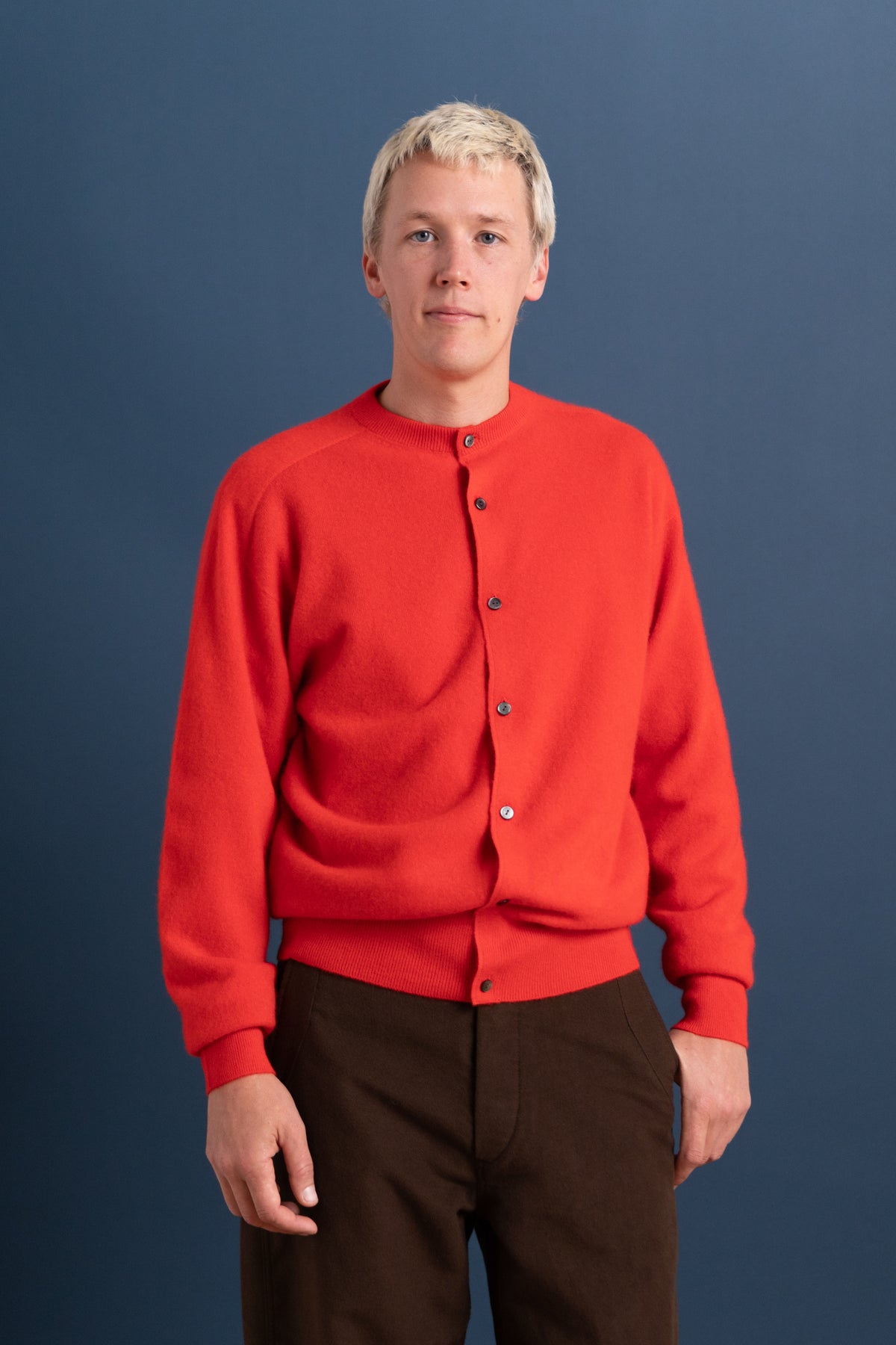BRUSHED CASHMERE KNIT CARDIGAN IN SCARLET