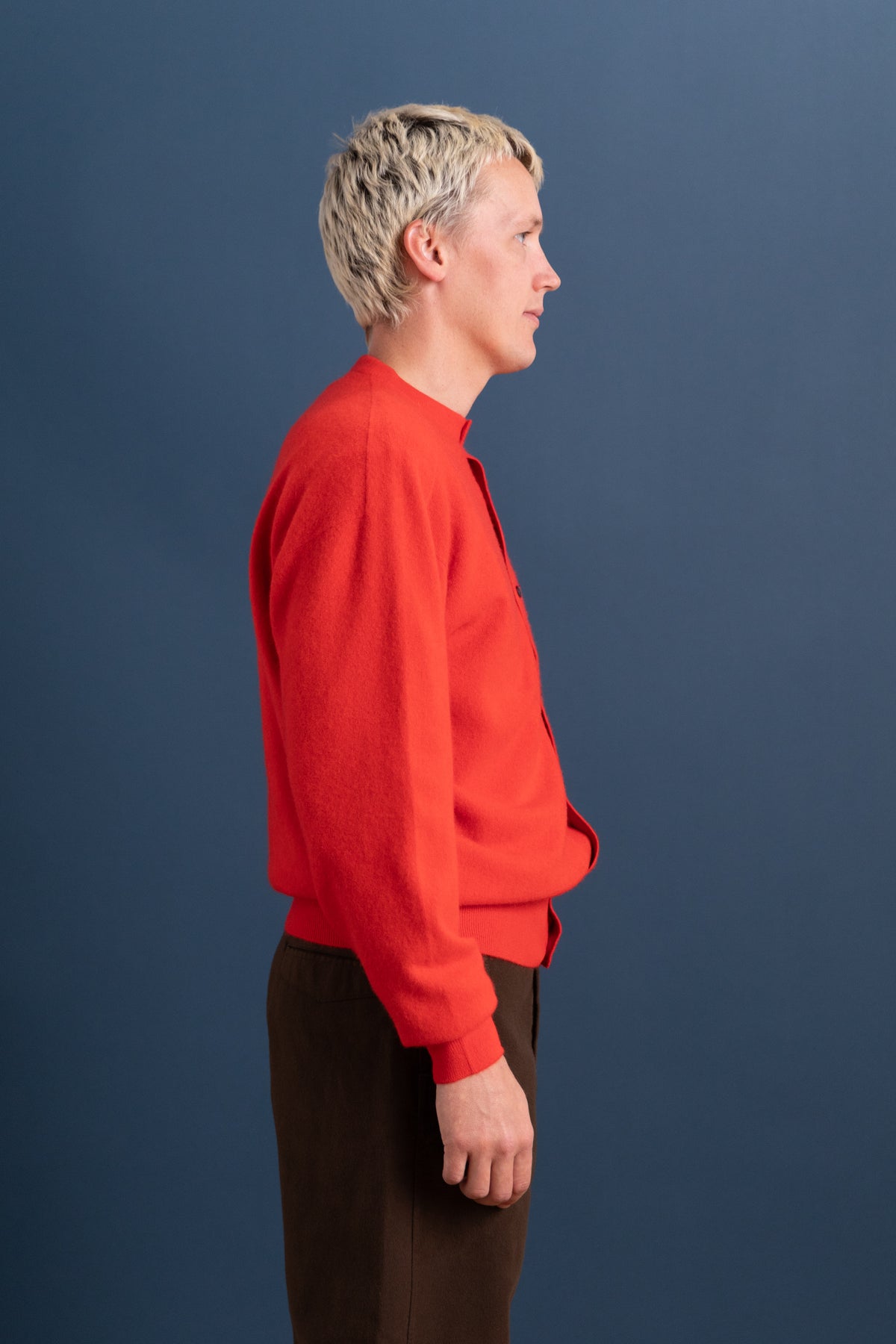 BRUSHED CASHMERE KNIT CARDIGAN IN SCARLET