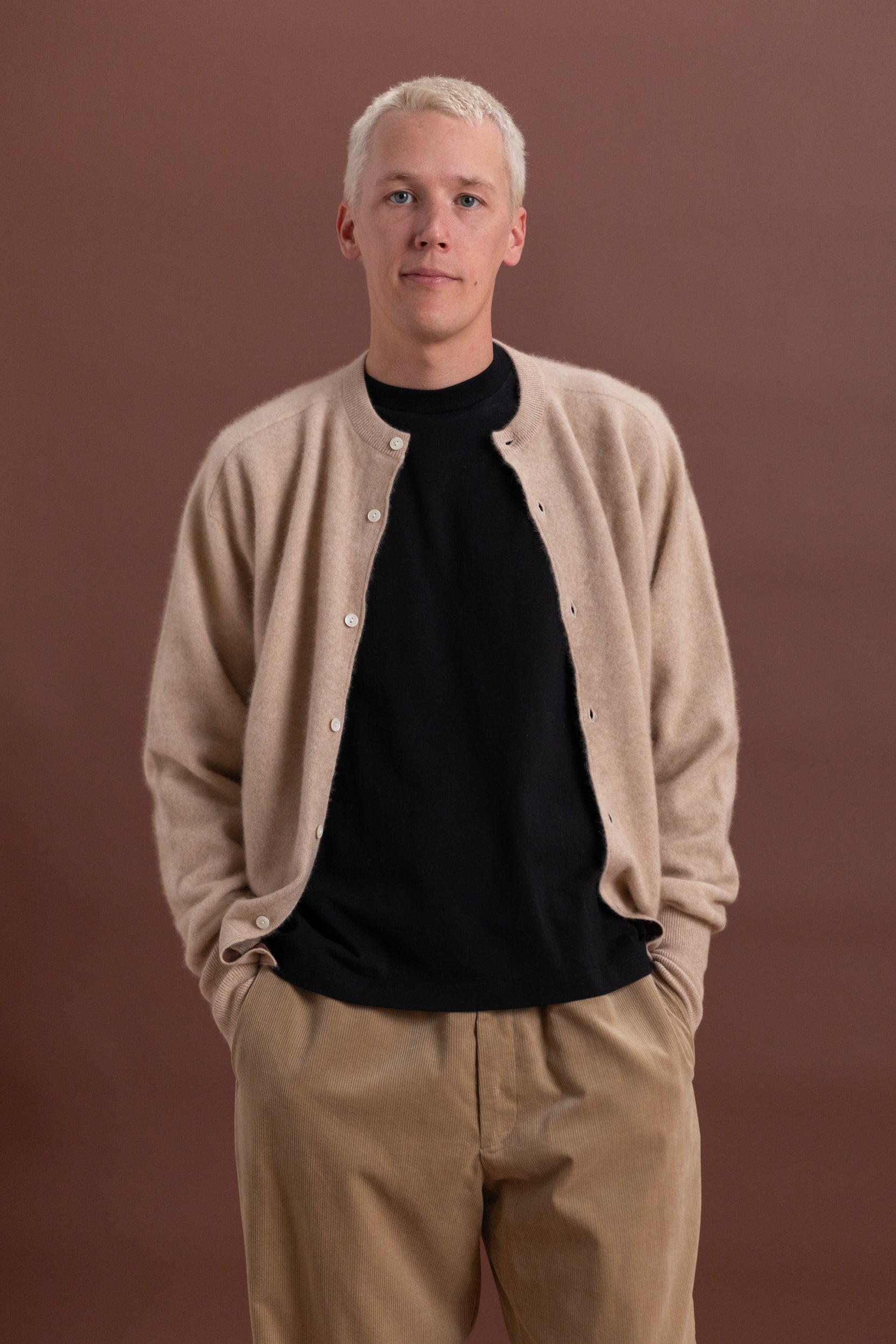 CASHMERE KNIT CARDIGAN IN NATURAL