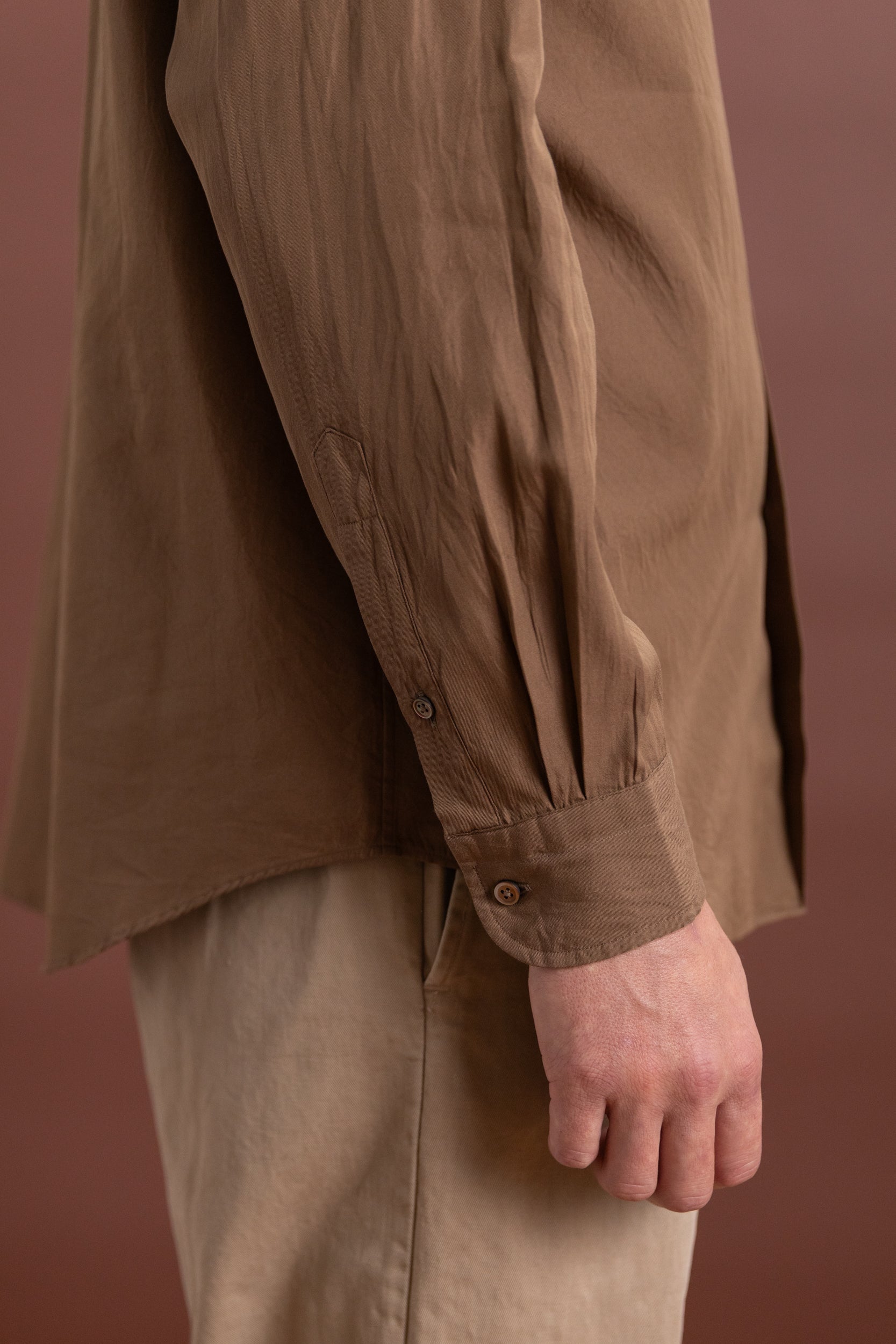 REGULAR COLLARED SHIRT IN BROWN LIGHT SILK COTTON