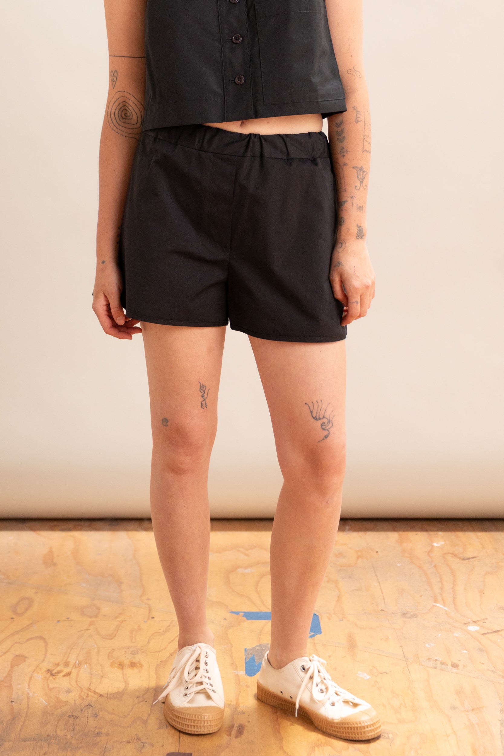 SHORTS WITH SIDE SEAM POCKETS AND BACK POCKETS IN BLACK POPLIN