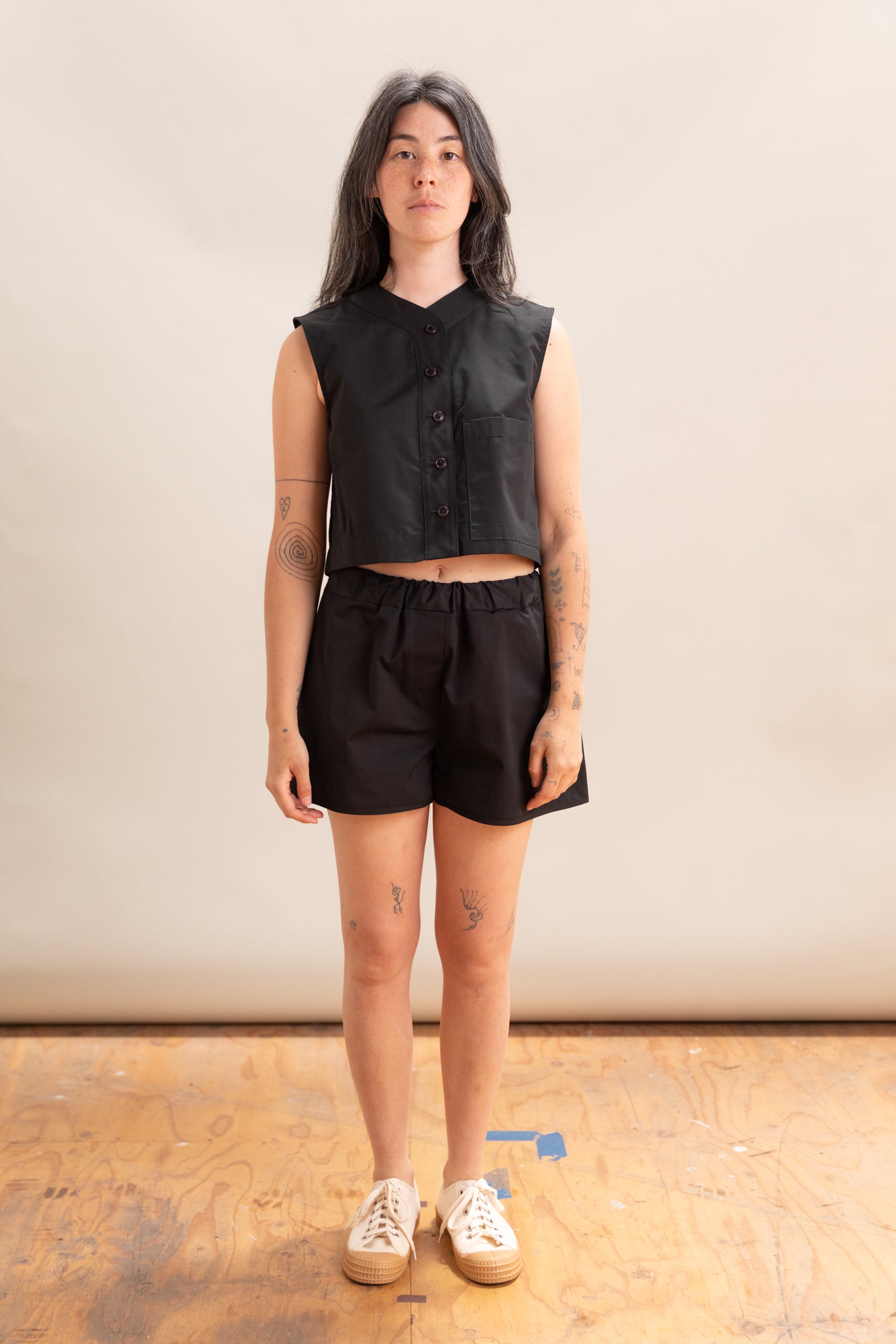 CROPPED TOP VEST WITH A LARGE POCKET IN BLACK POPLIN