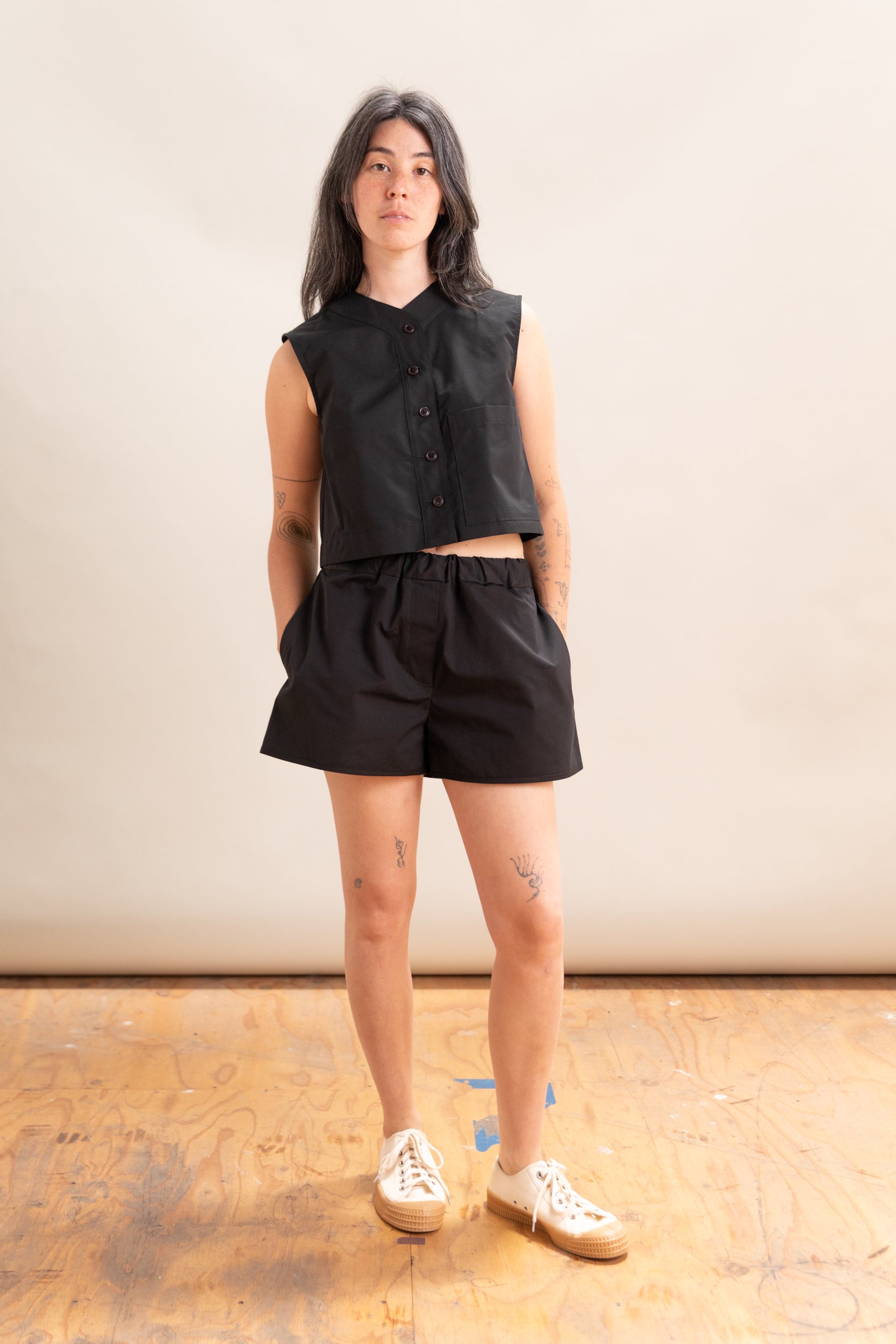 SHORTS WITH SIDE SEAM POCKETS AND BACK POCKETS IN BLACK POPLIN
