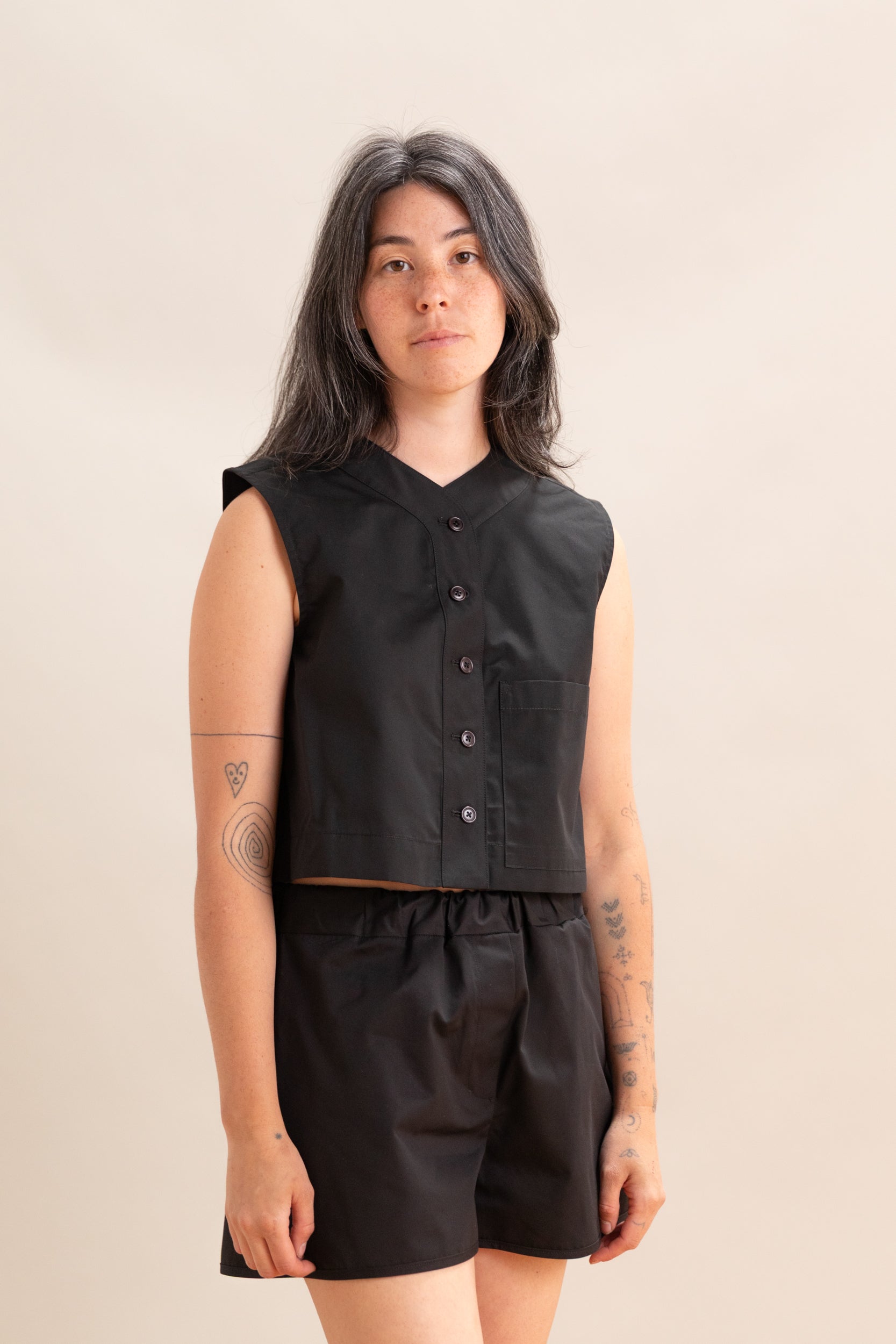 CROPPED TOP VEST WITH A LARGE POCKET IN BLACK POPLIN