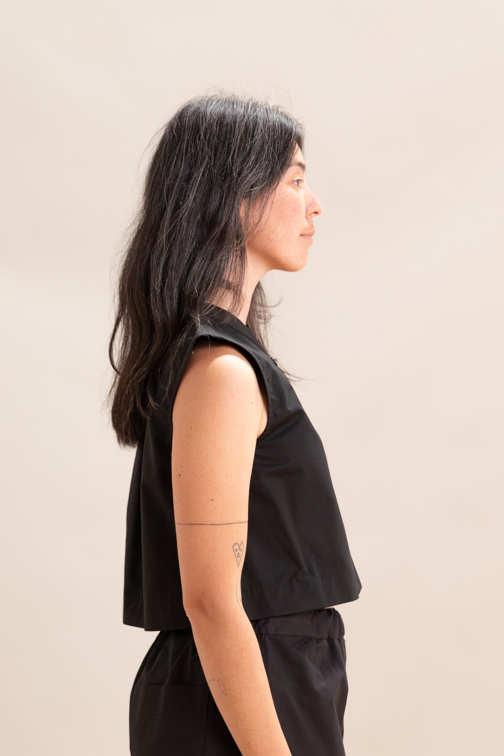 CROPPED TOP VEST WITH A LARGE POCKET IN BLACK POPLIN