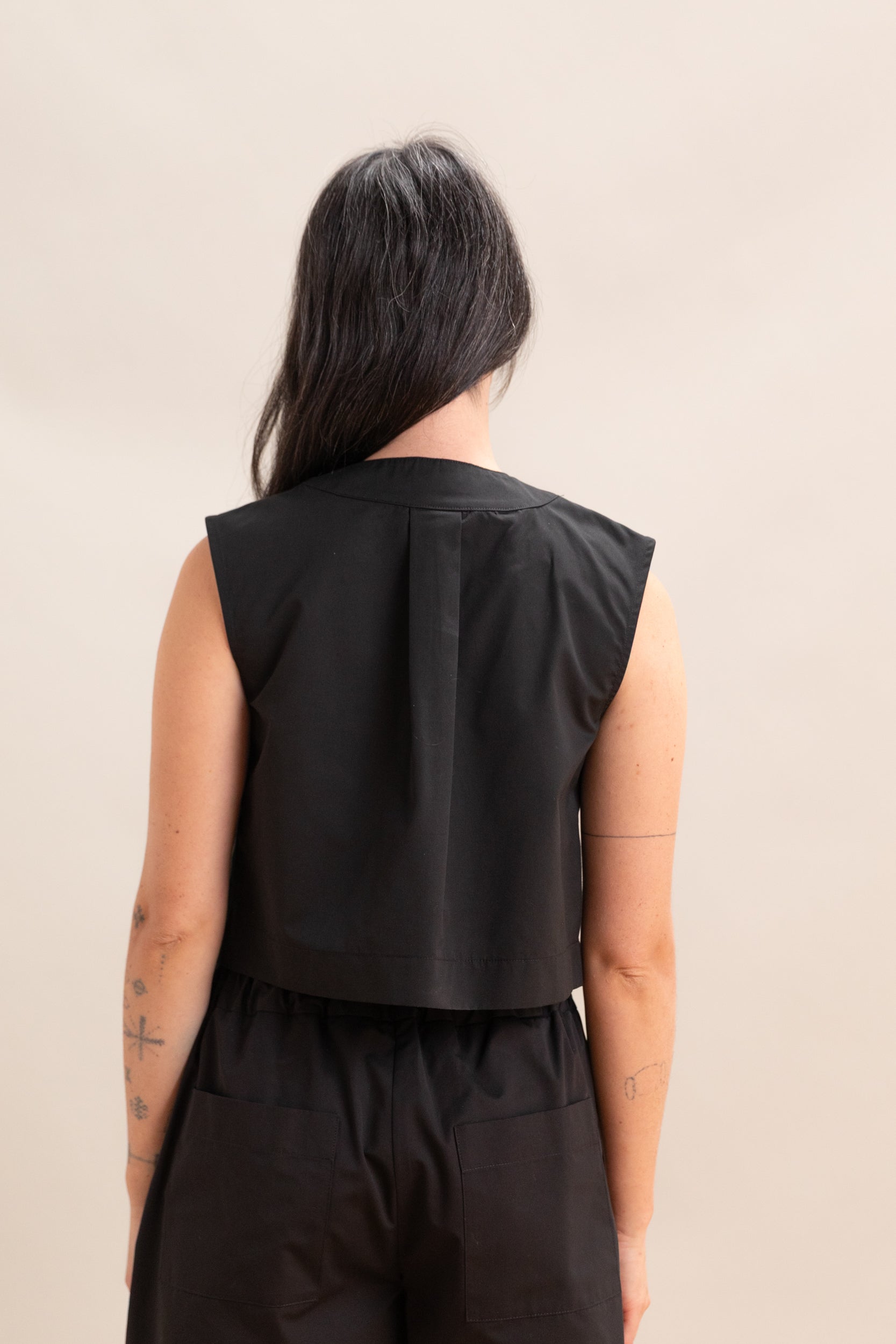 CROPPED TOP VEST WITH A LARGE POCKET IN BLACK POPLIN