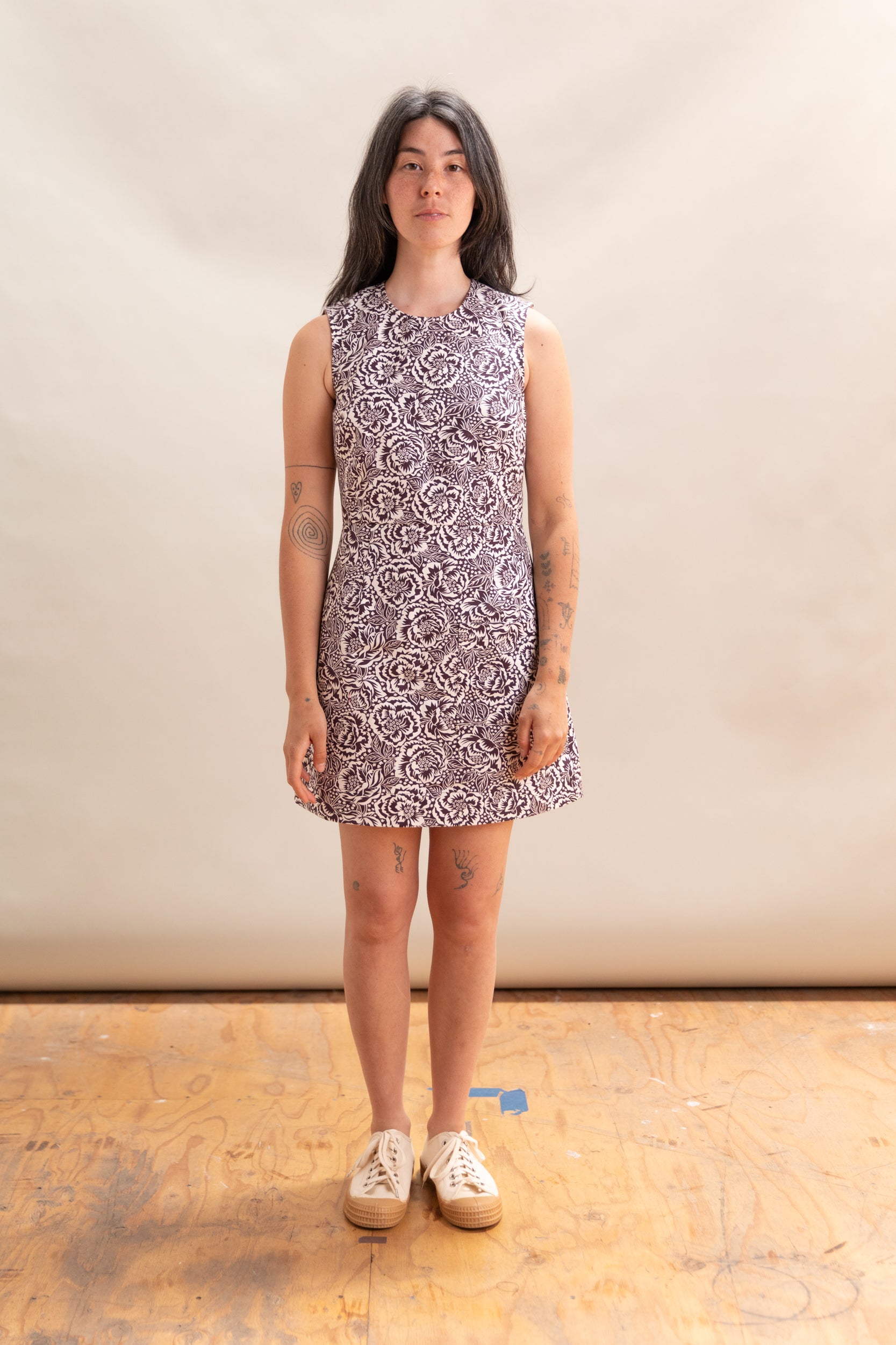 MINI DRESS IN BROWN AND OFF WHITE FLORAL COTTON CANAVS