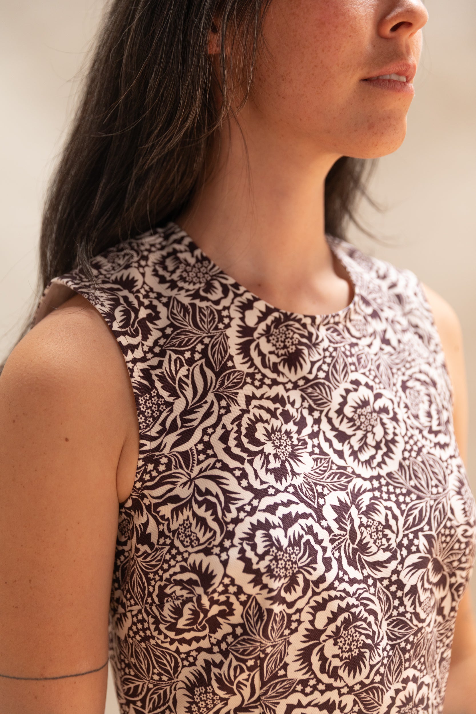MINI DRESS IN BROWN AND OFF WHITE FLORAL COTTON CANAVS