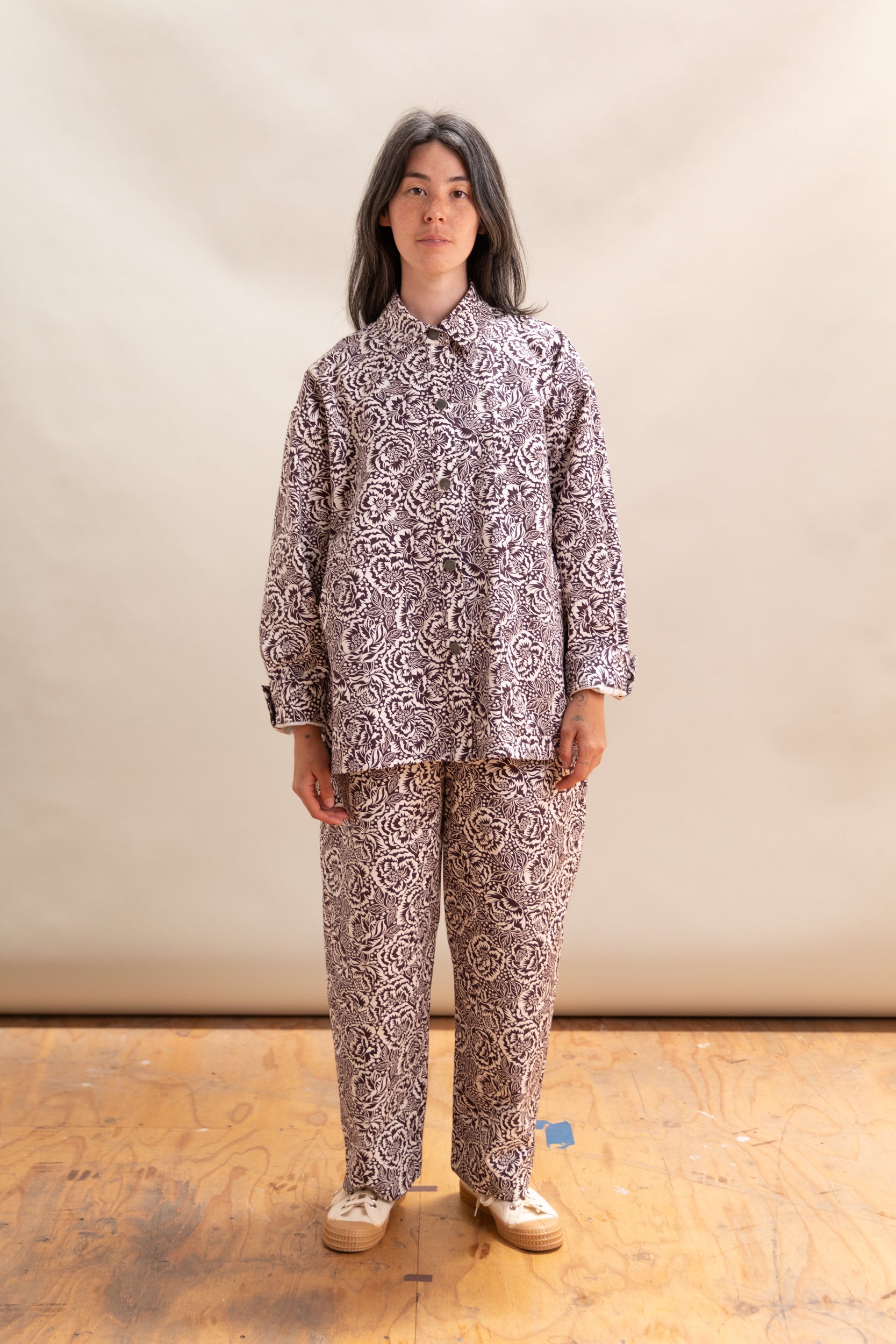 OVERSIZED SHIRT JACKET IN BROWN AND OFF WHITE FLORAL COTTON CANVAS