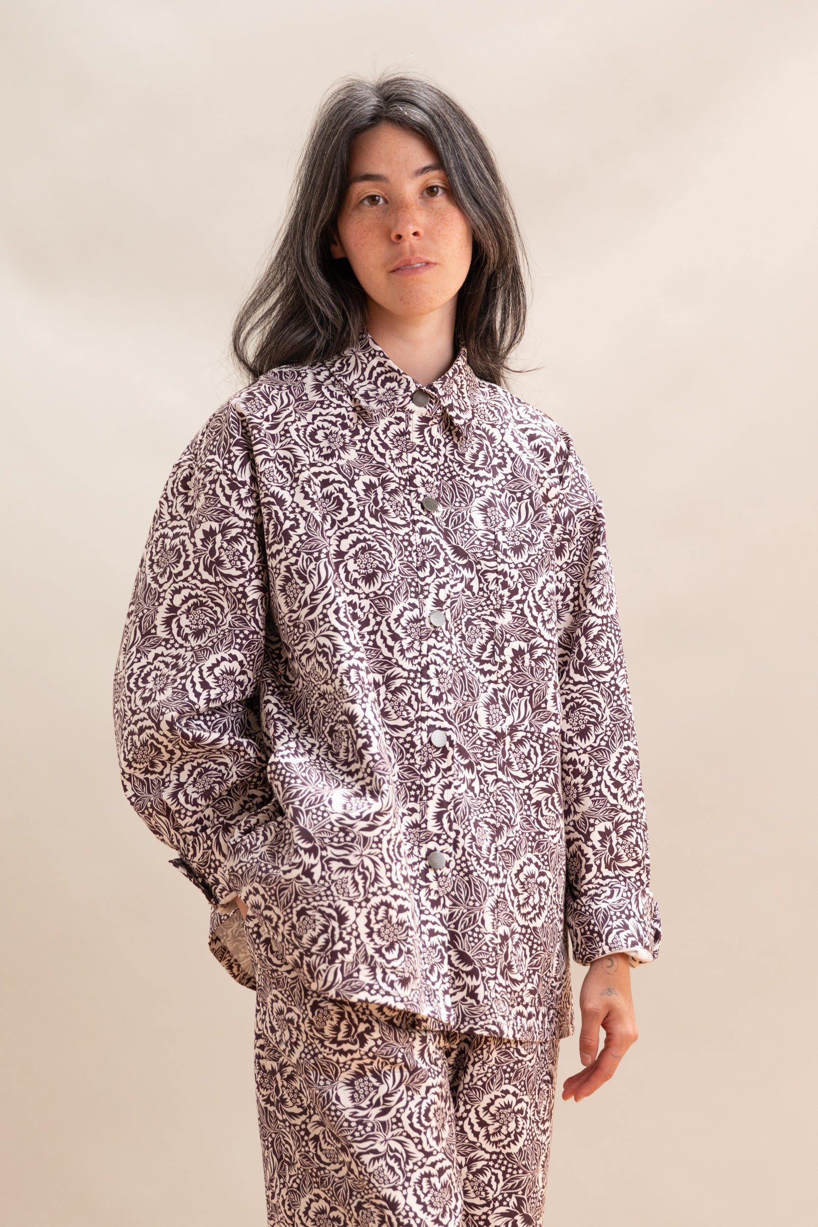 OVERSIZED SHIRT JACKET IN BROWN AND OFF WHITE FLORAL COTTON CANVAS