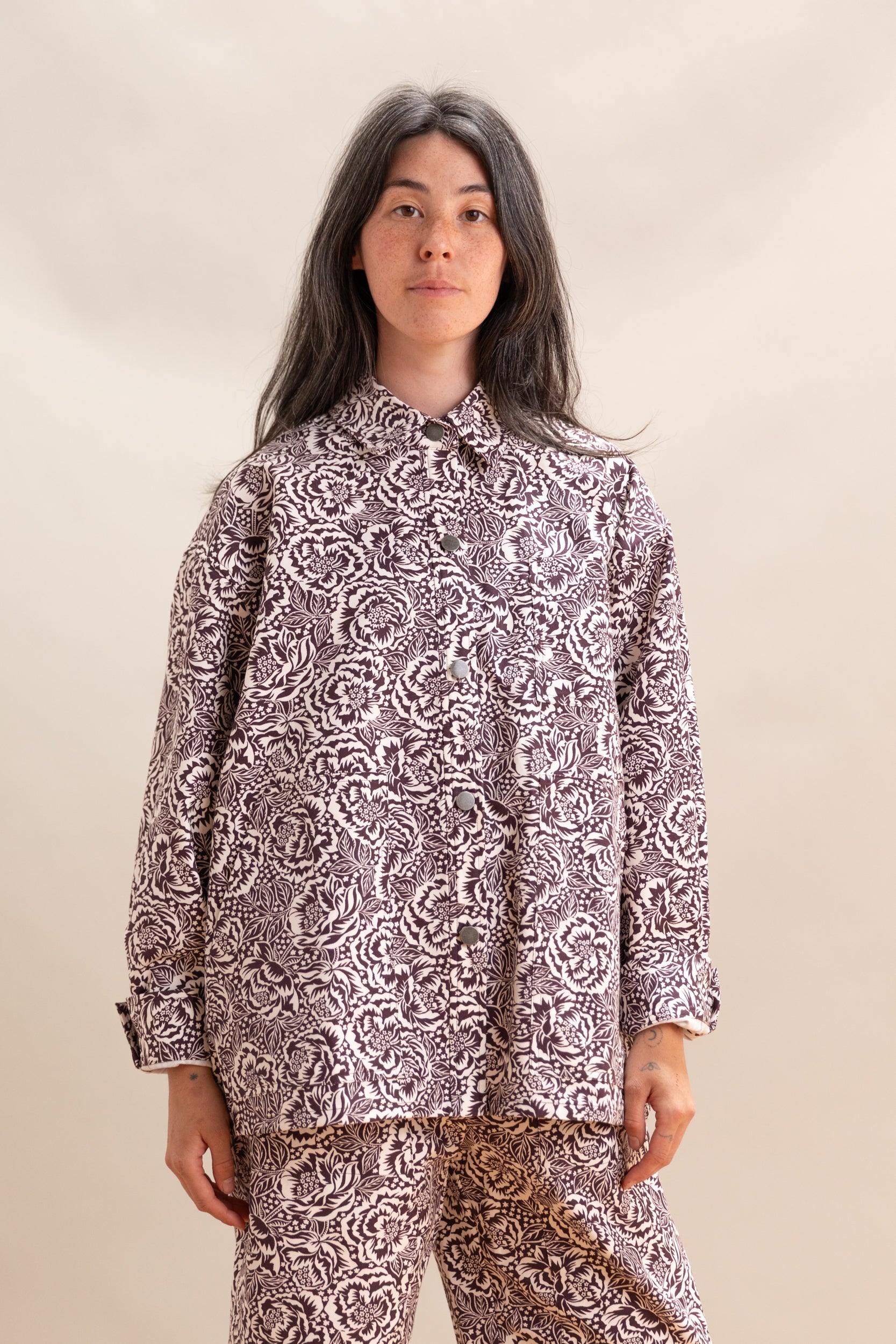 OVERSIZED SHIRT JACKET IN BROWN AND OFF WHITE FLORAL COTTON CANVAS