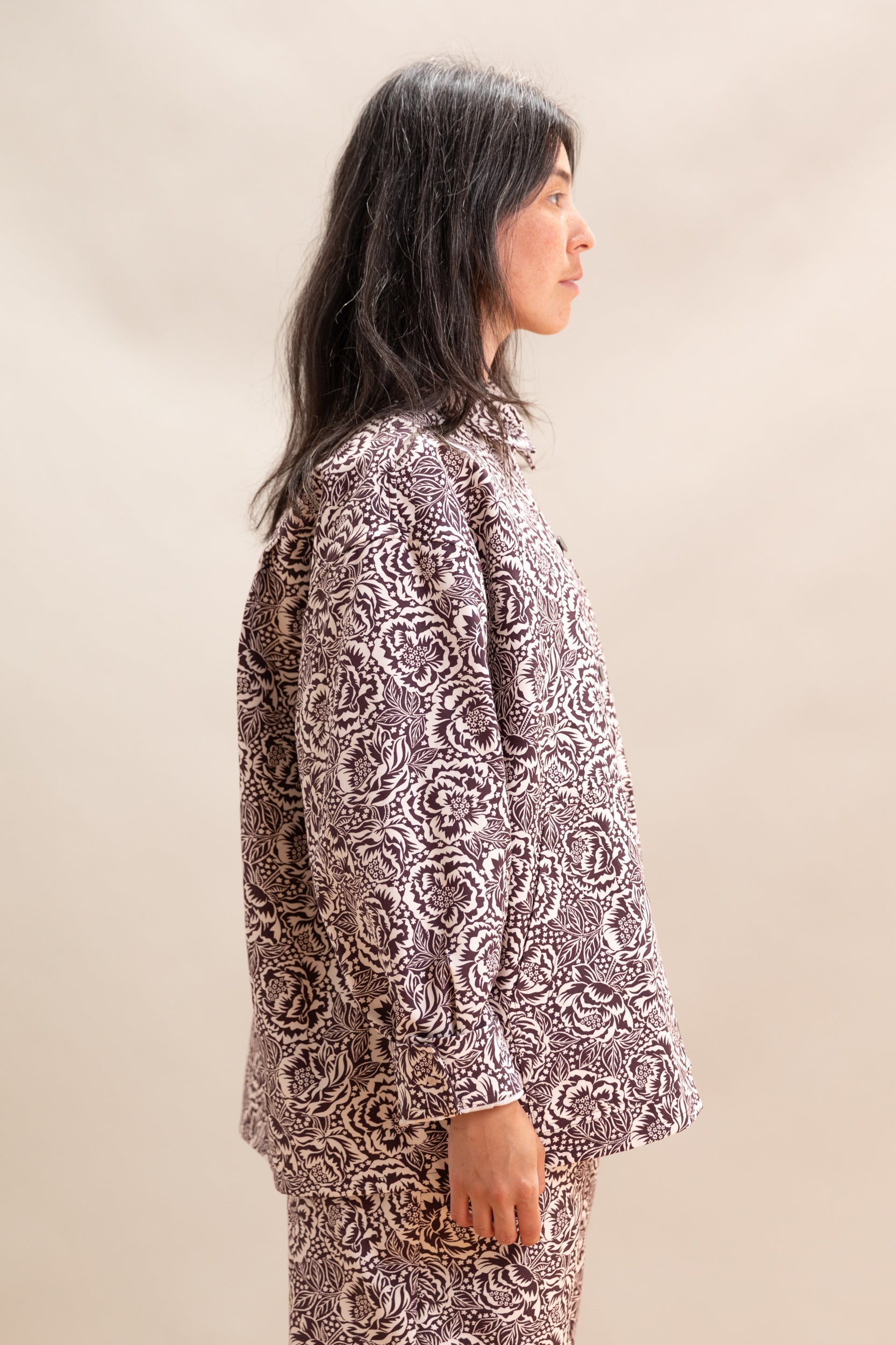 OVERSIZED SHIRT JACKET IN BROWN AND OFF WHITE FLORAL COTTON CANVAS