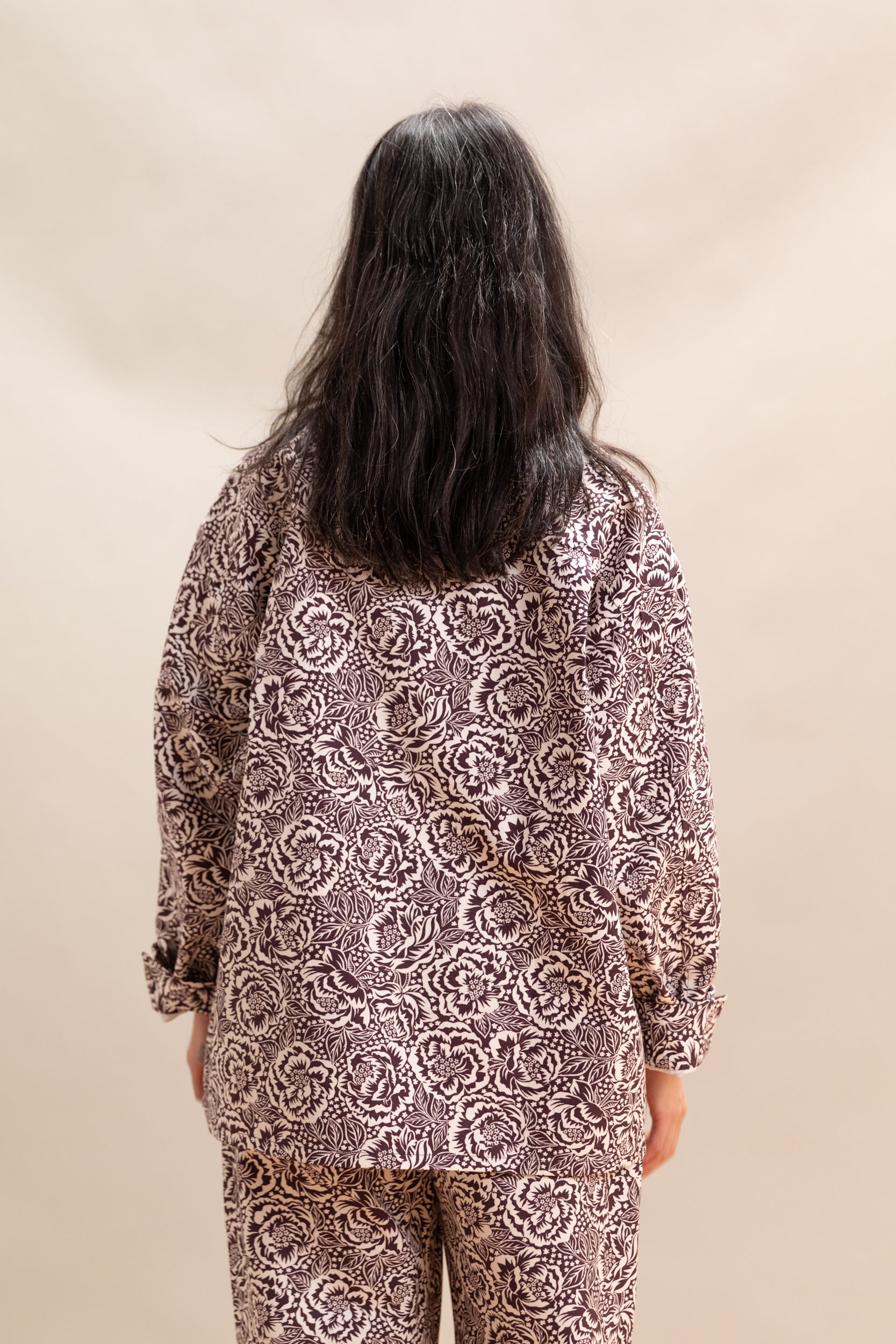 OVERSIZED SHIRT JACKET IN BROWN AND OFF WHITE FLORAL COTTON CANVAS