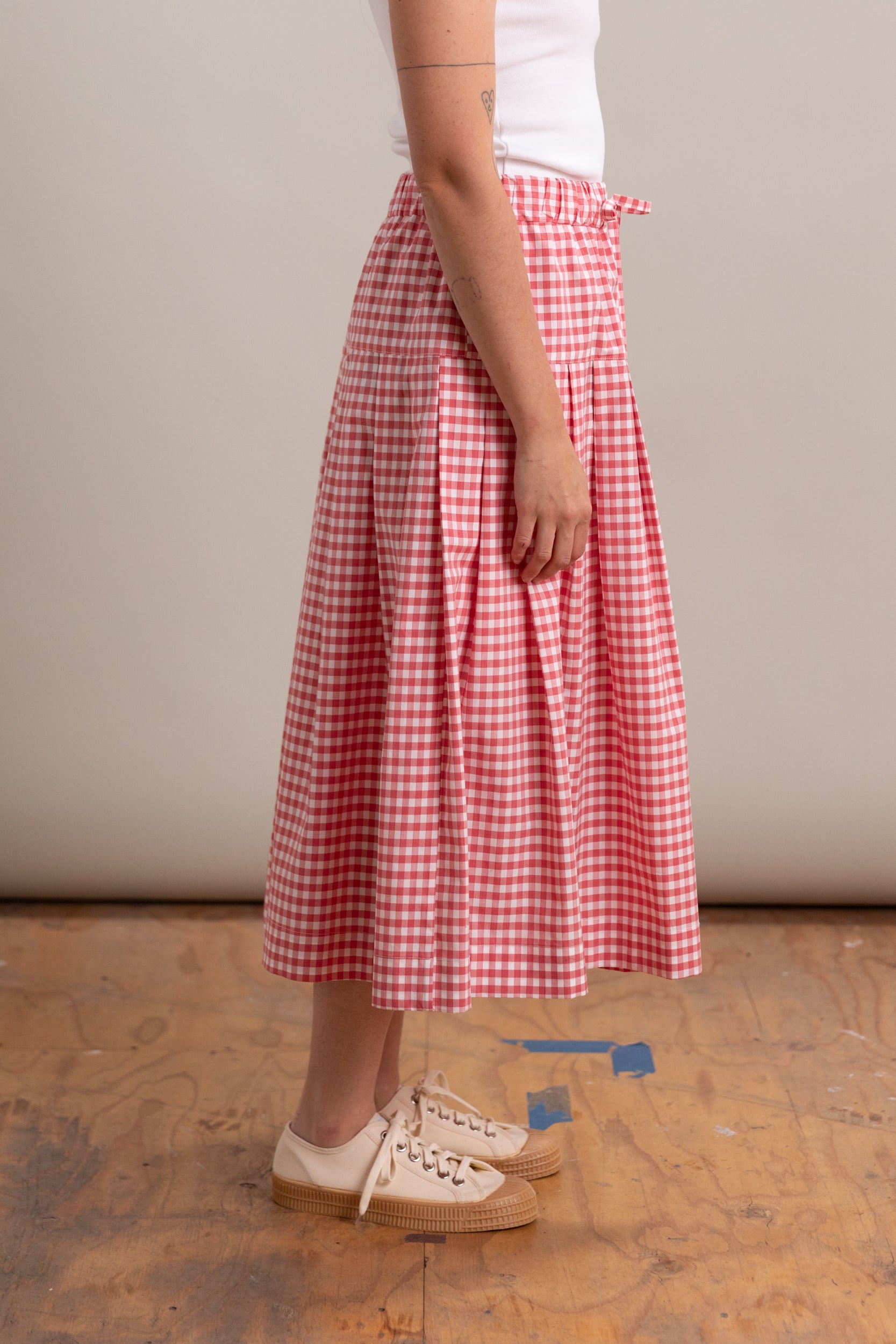 PLEATED SKIRT WITH SIDE SEAM POCKETS IN RED GINGHAM